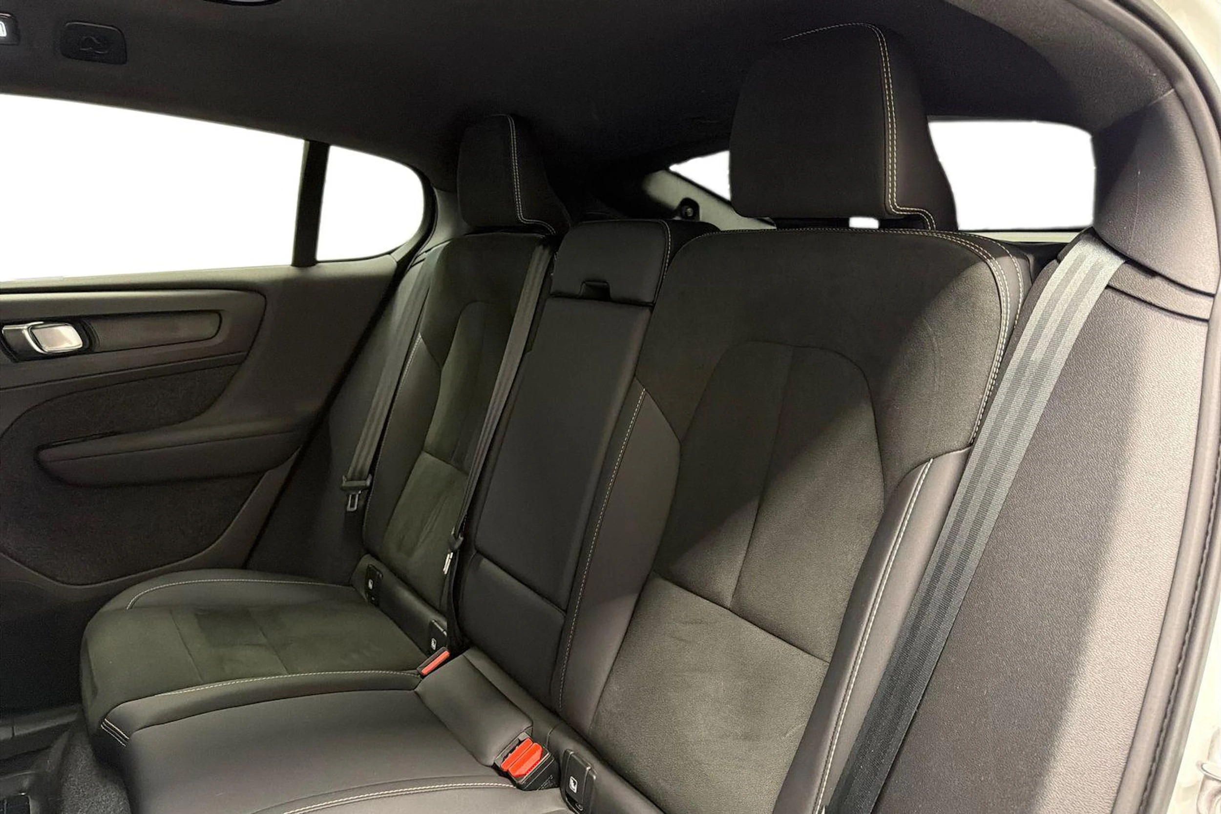 valkoinen Volvo C40 2022 kuva 8.