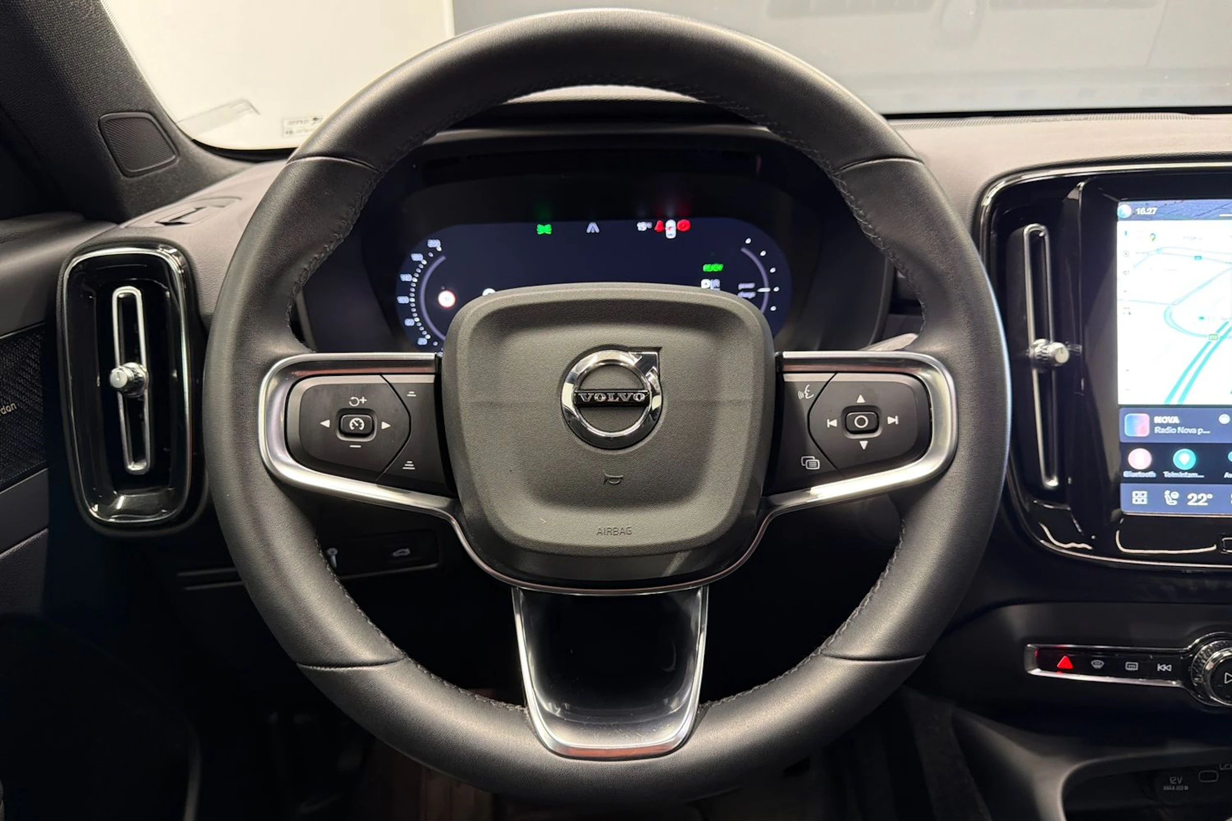 valkoinen Volvo C40 2022 kuva 11.