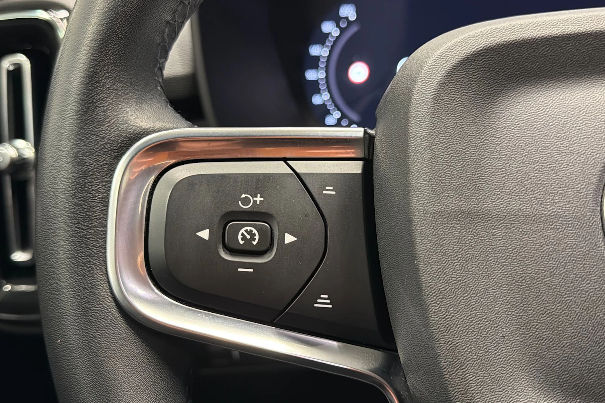 valkoinen Volvo C40 2022 kuva 12.