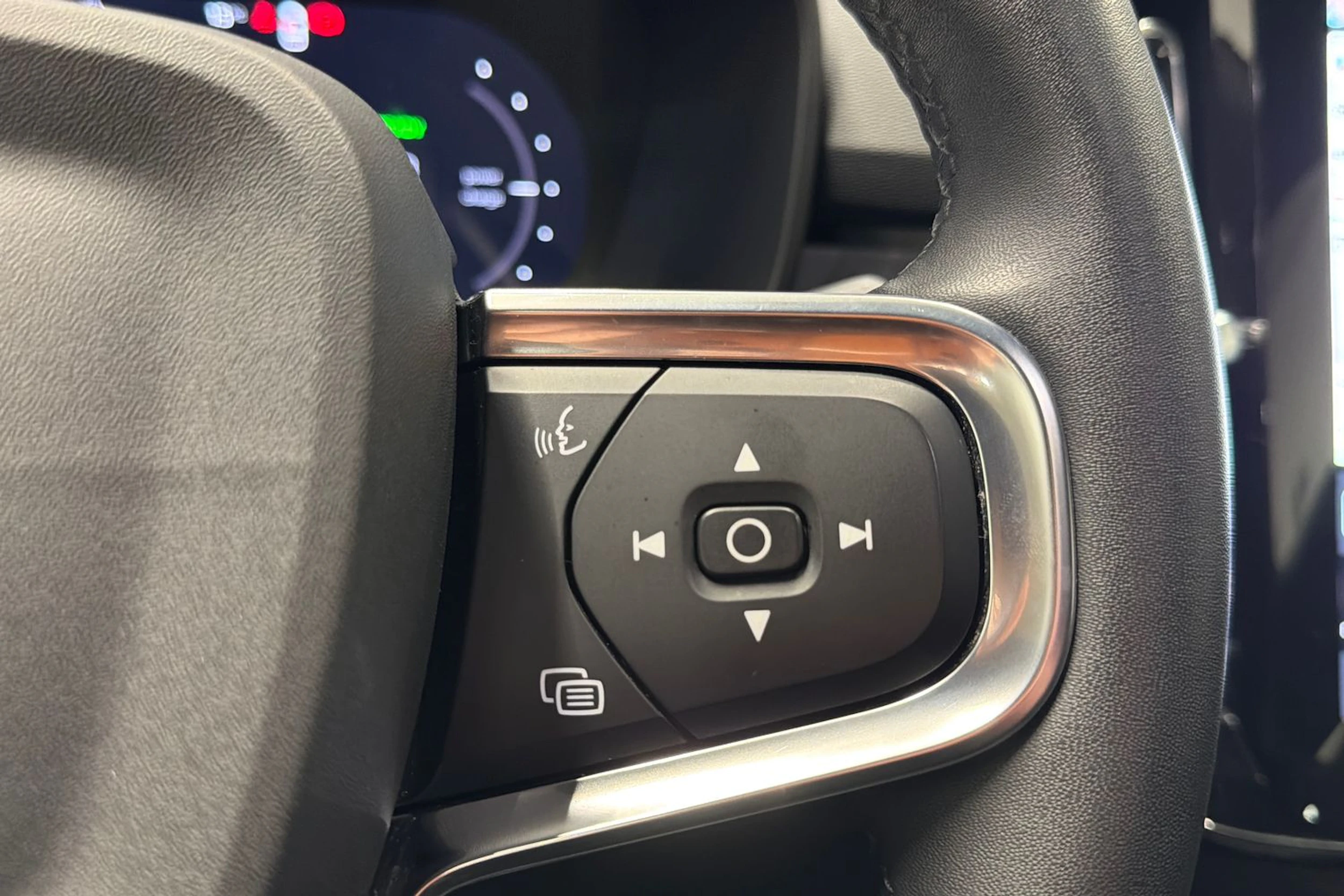 valkoinen Volvo C40 2022 kuva 13.