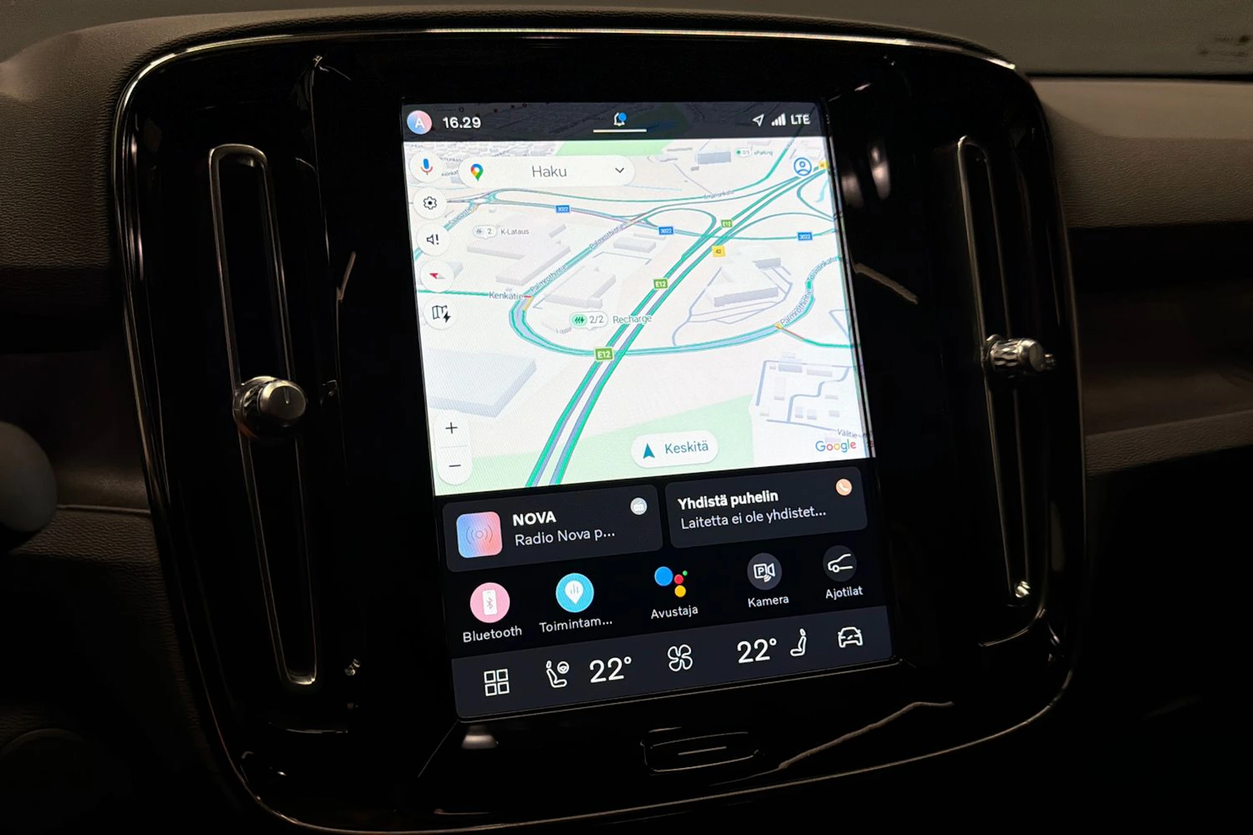 valkoinen Volvo C40 2022 kuva 14.