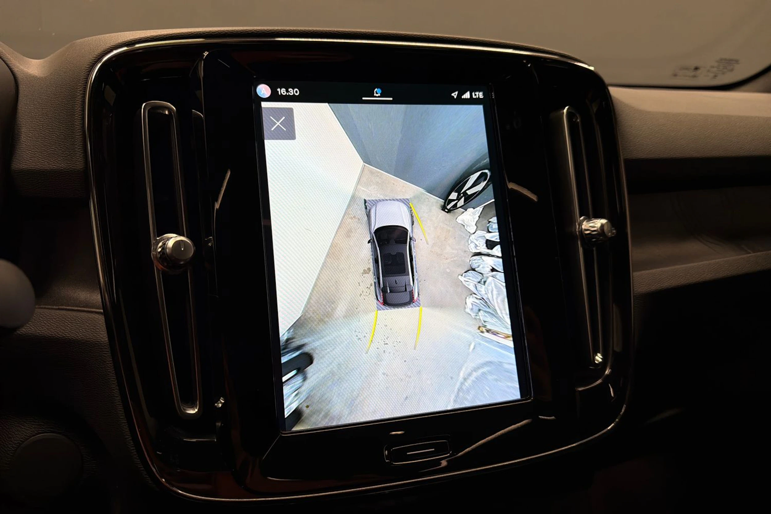 valkoinen Volvo C40 2022 kuva 15.