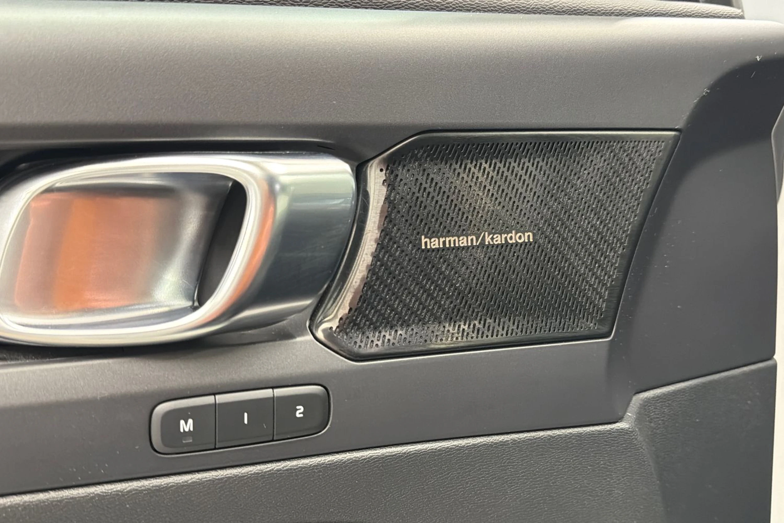 valkoinen Volvo C40 2022 kuva 16.