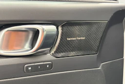 valkoinen Volvo C40 2022 kuva 16.