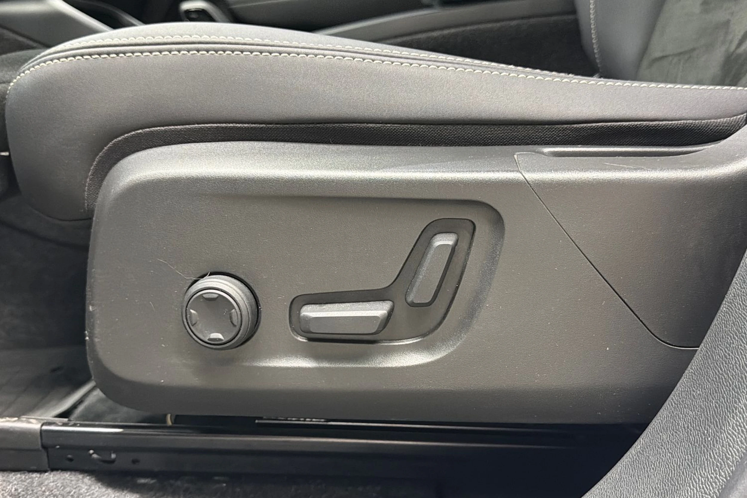 valkoinen Volvo C40 2022 kuva 17.