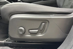 valkoinen Volvo C40 2022 kuva 17.