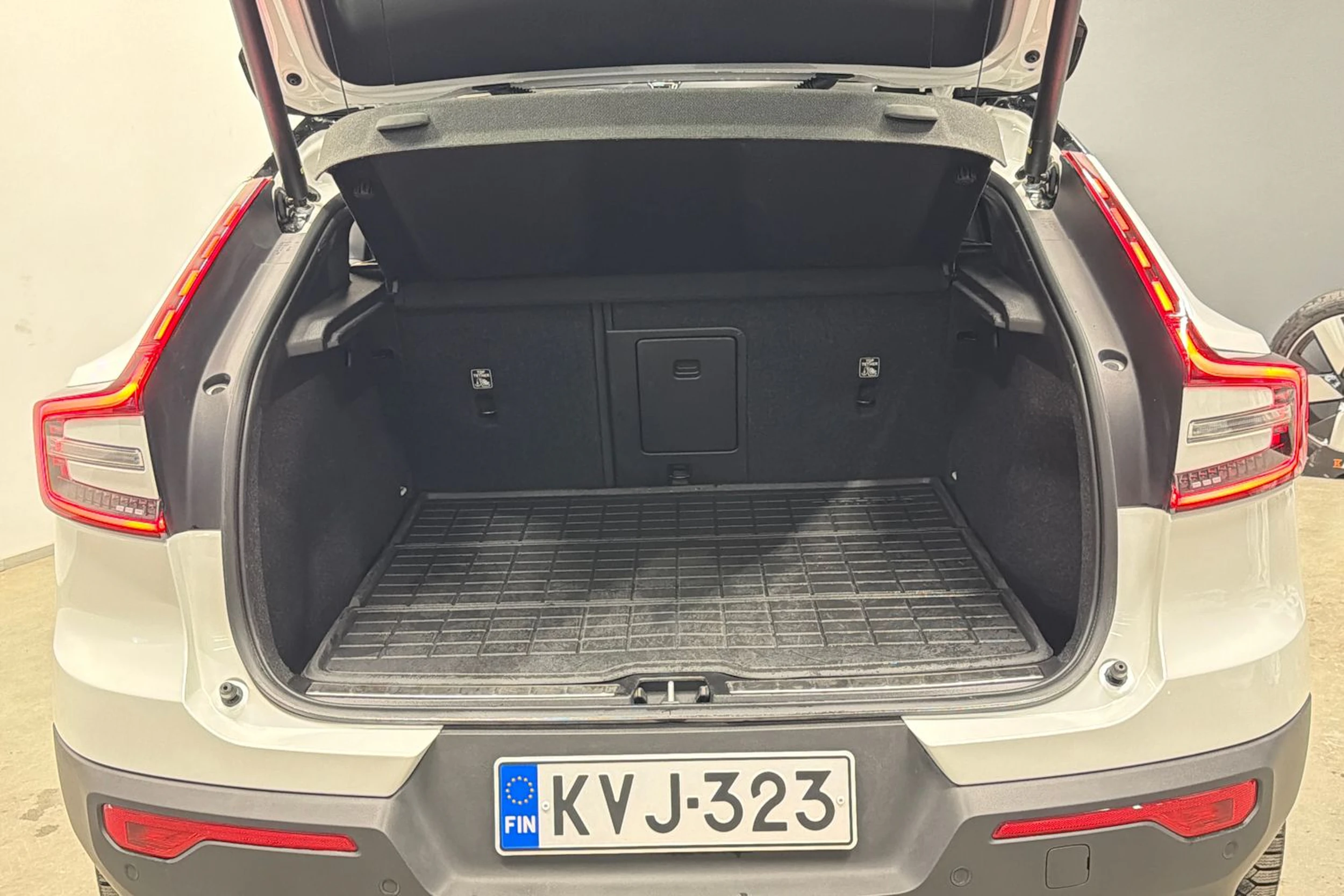 valkoinen Volvo C40 2022 kuva 18.