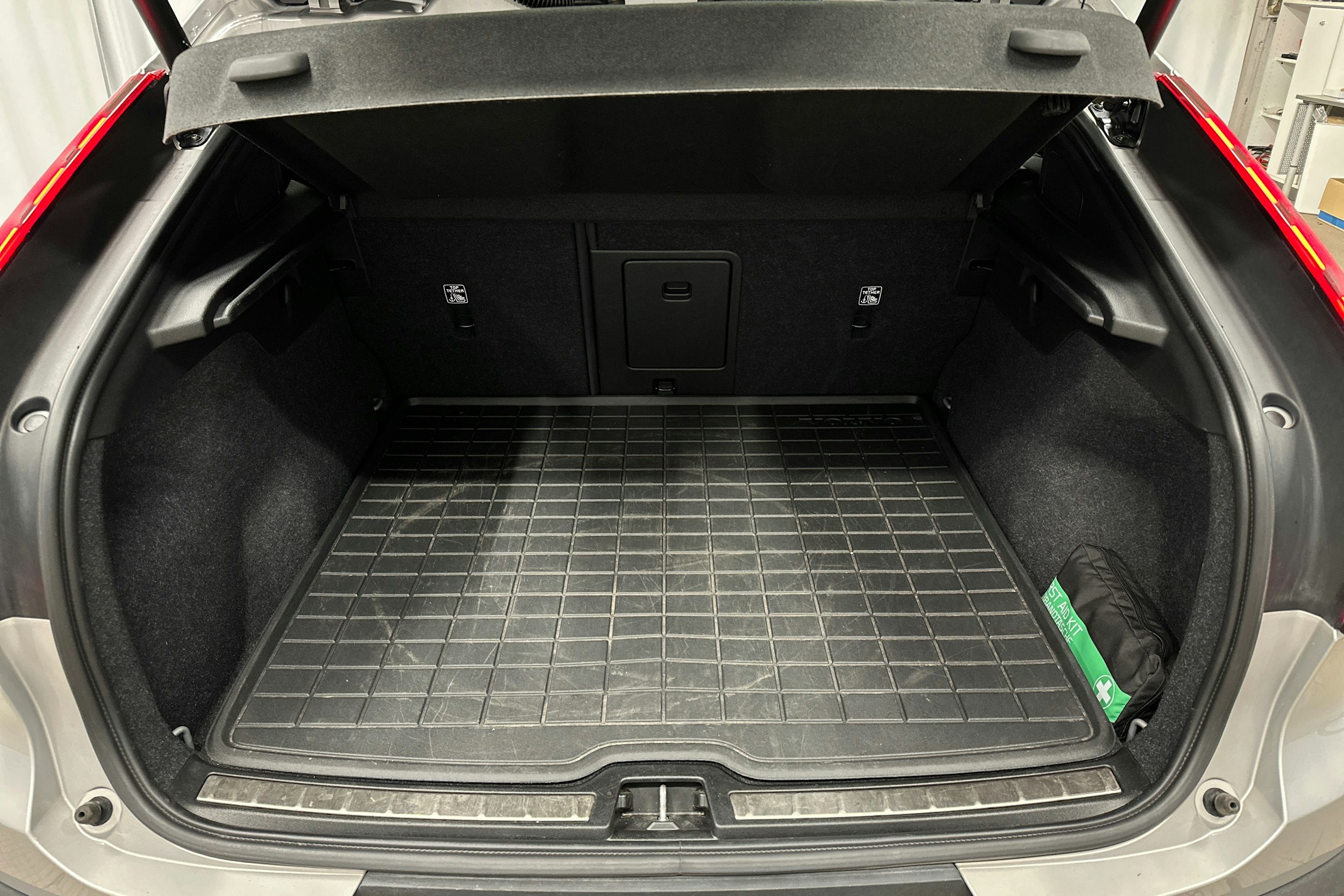 hopea Volvo C40 2022 kuva 14.