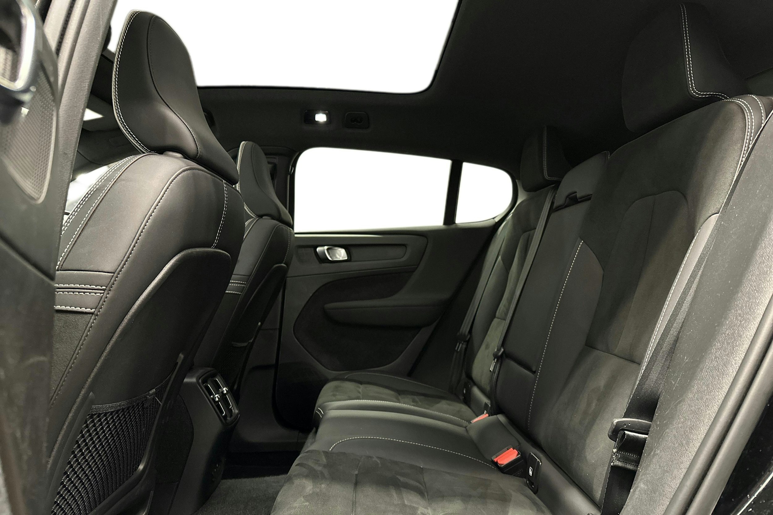 musta Volvo C40 2022 kuva 10.