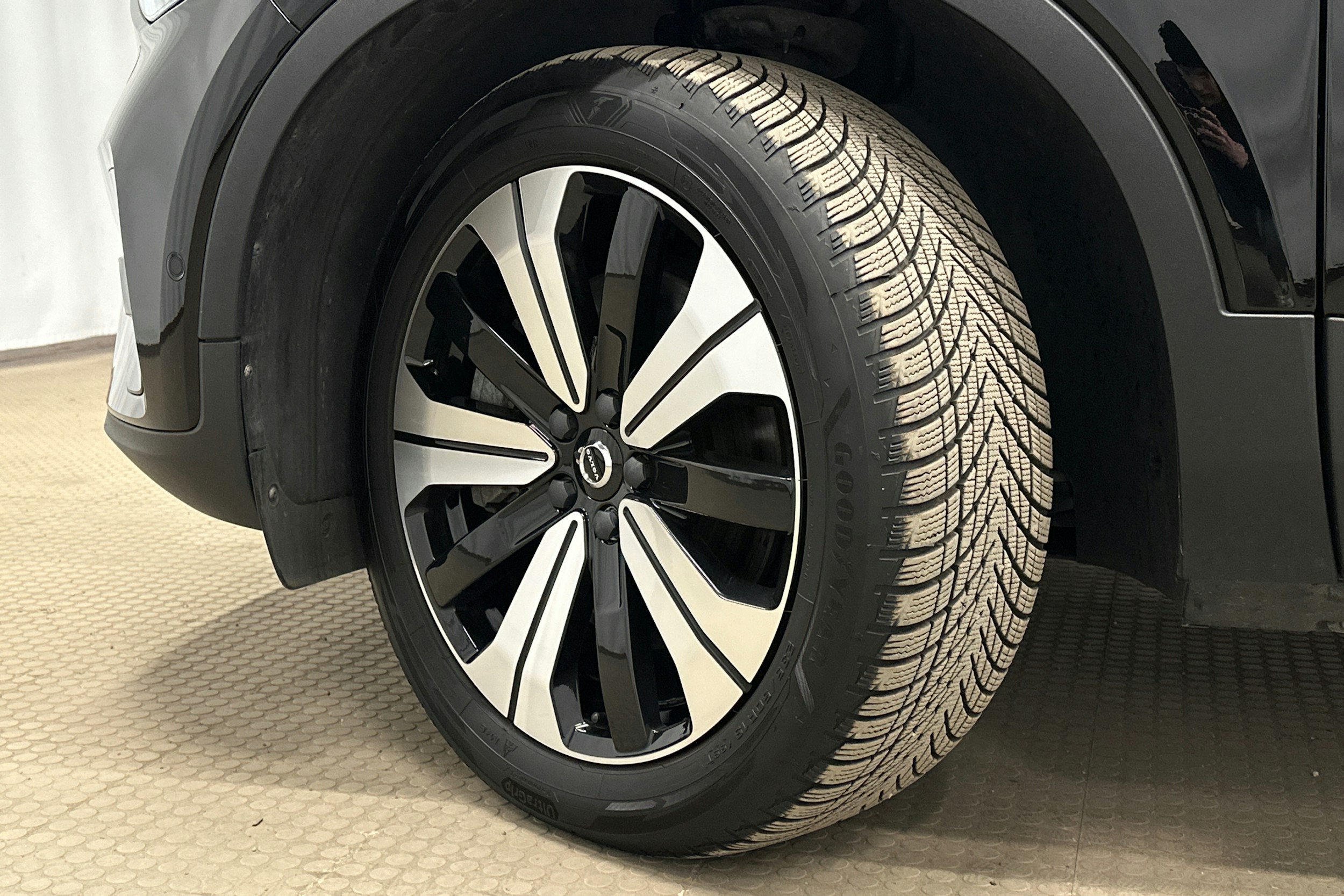 musta Volvo C40 2022 kuva 13.