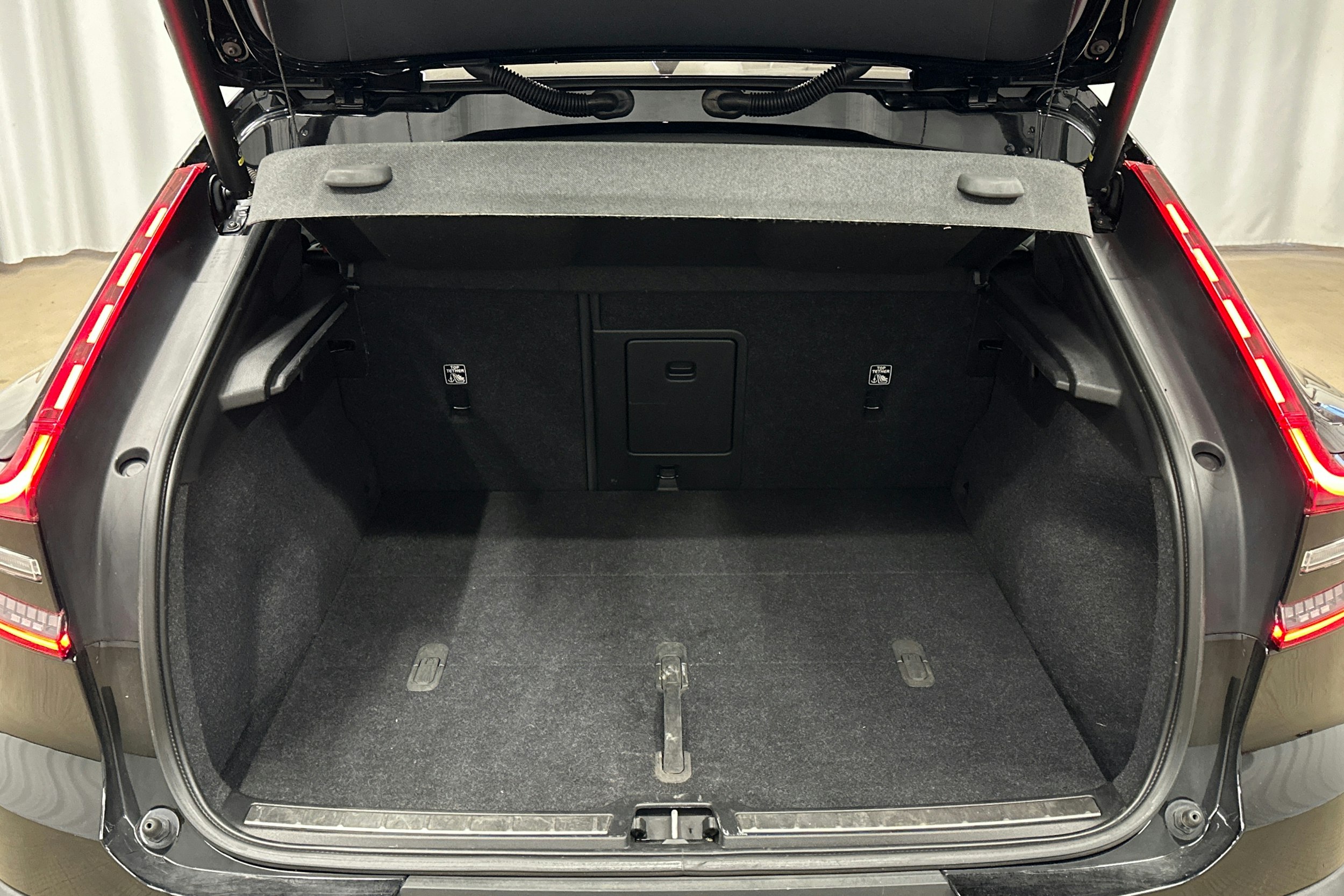 musta Volvo C40 2022 kuva 14.