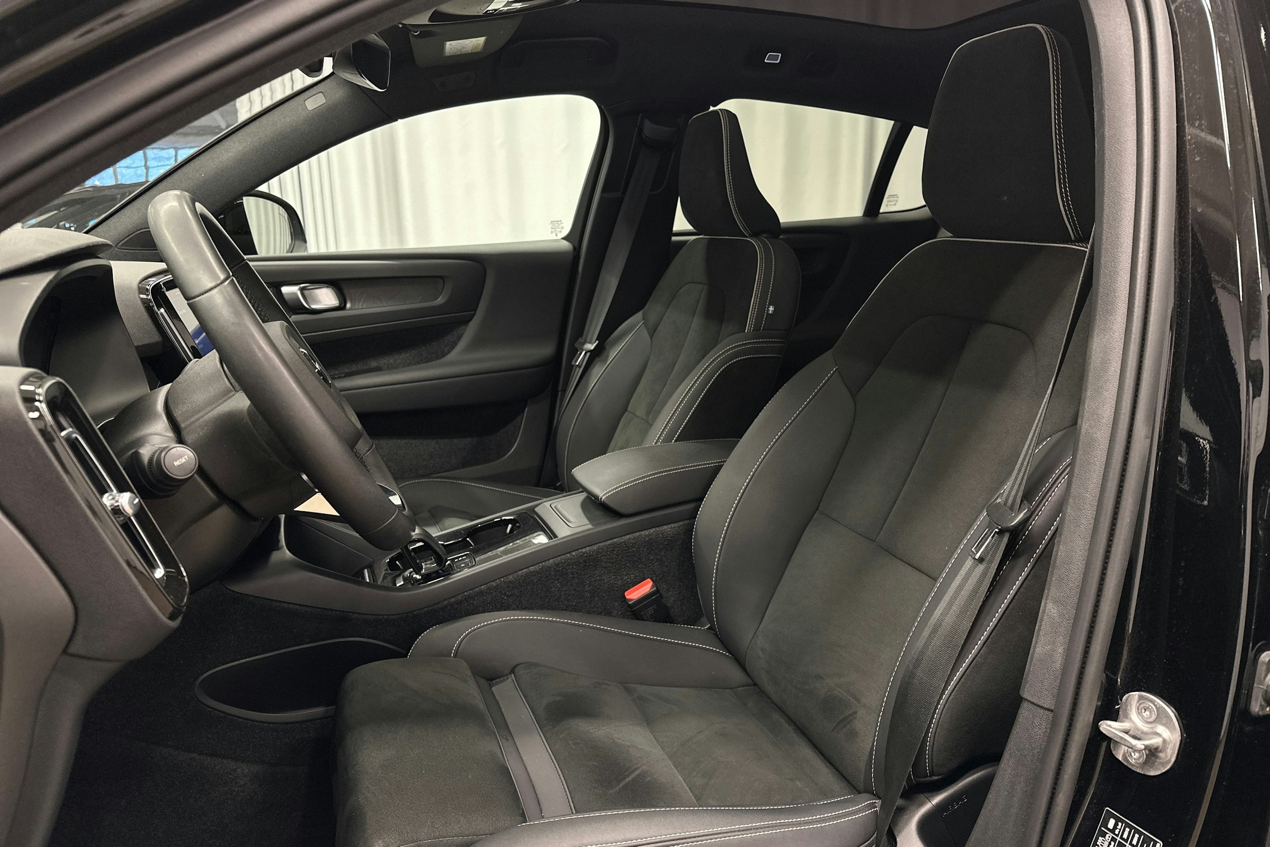 musta Volvo C40 2022 kuva 16.