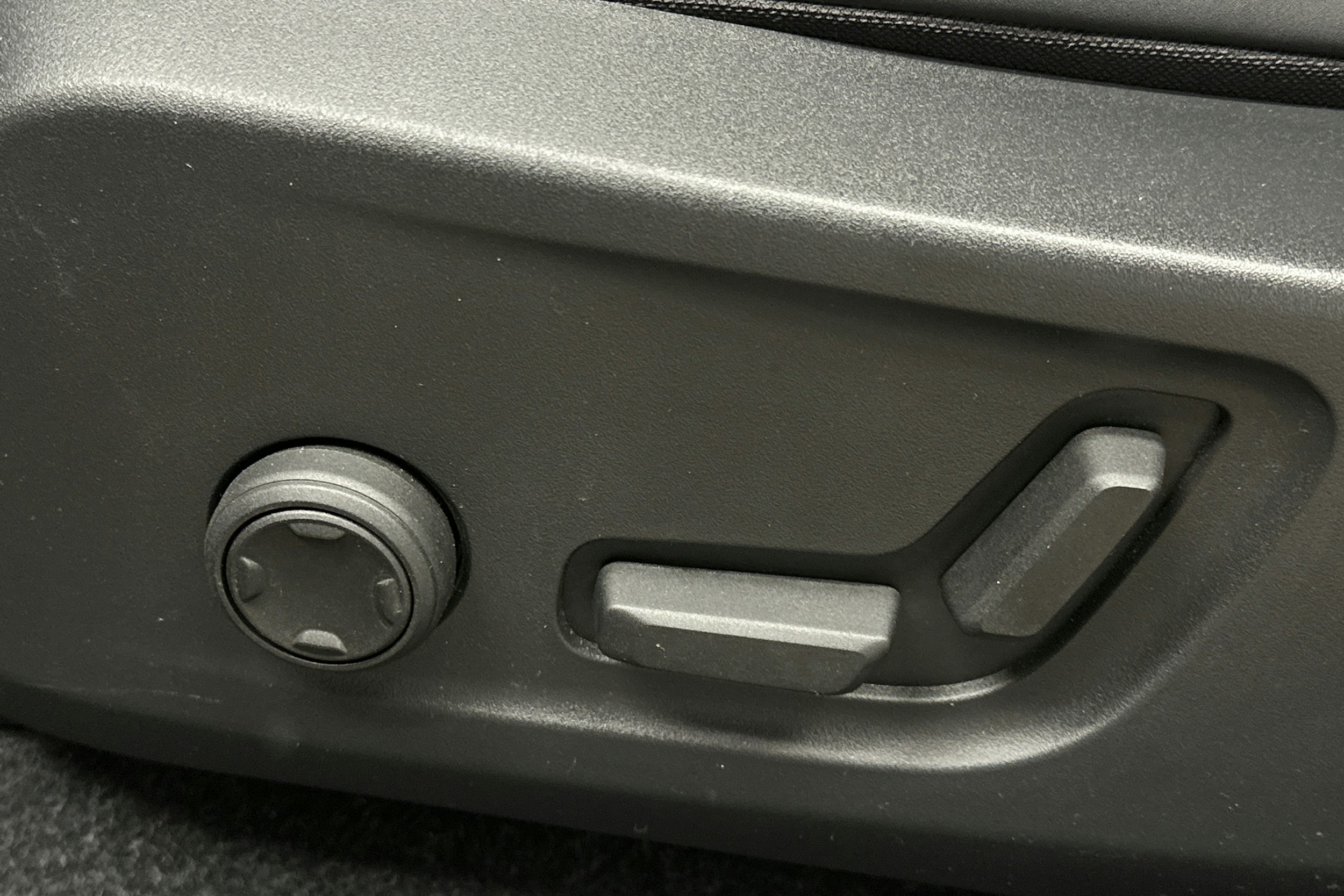 musta Volvo C40 2022 kuva 17.