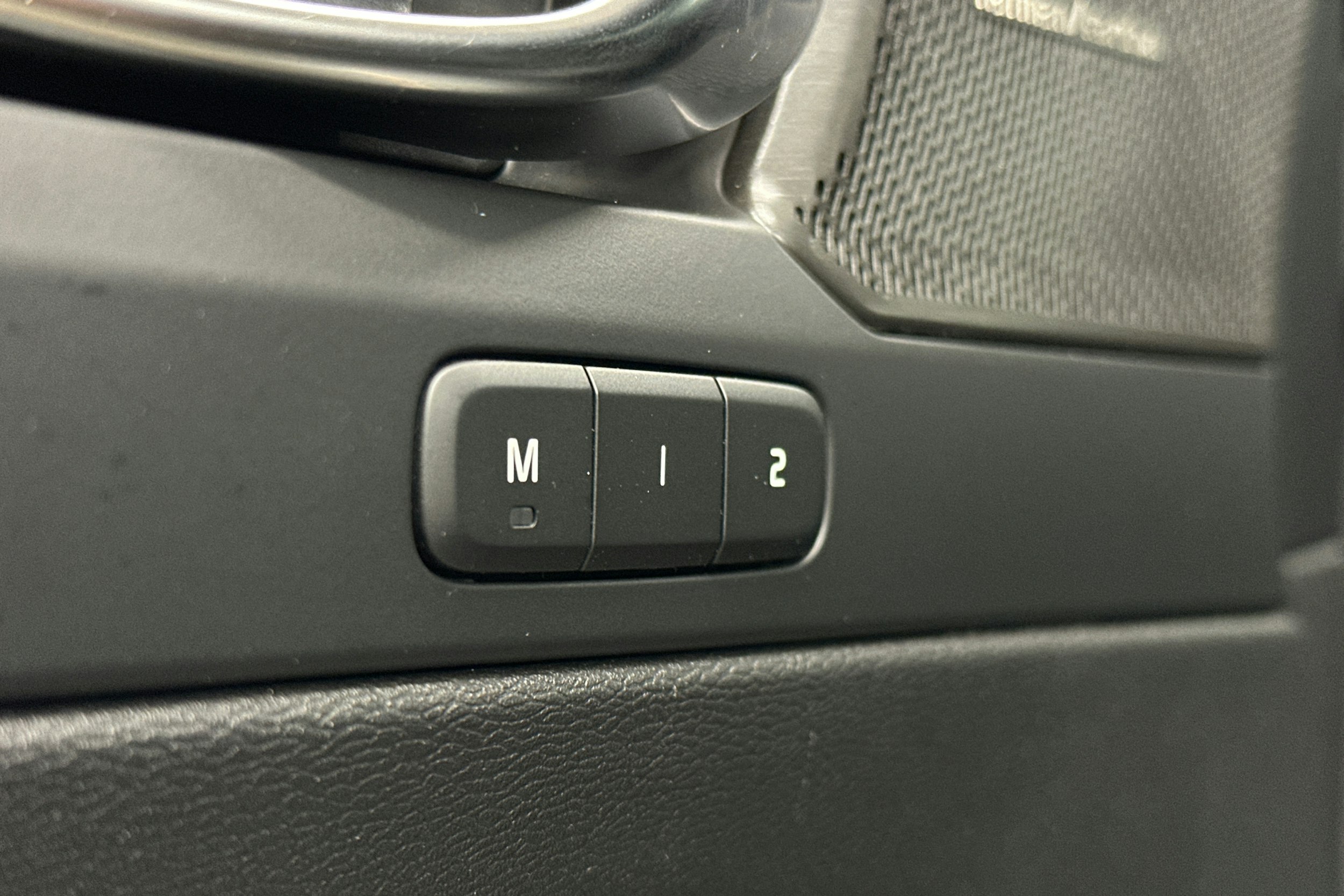 musta Volvo C40 2022 kuva 18.