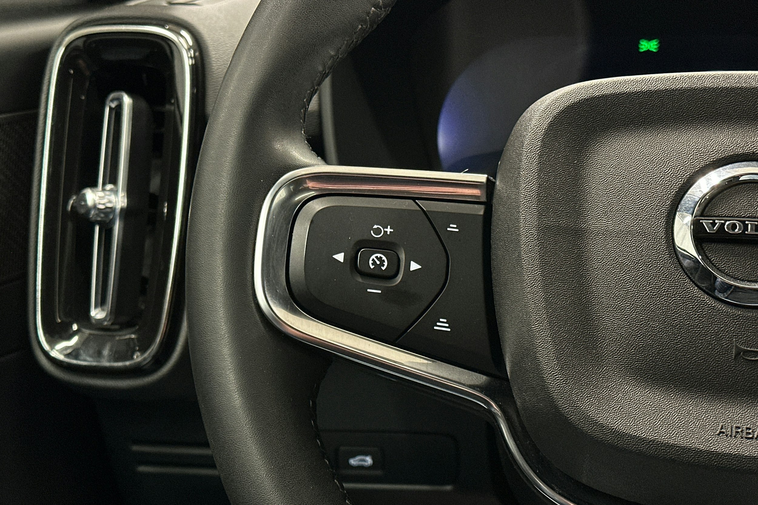 musta Volvo C40 2022 kuva 20.