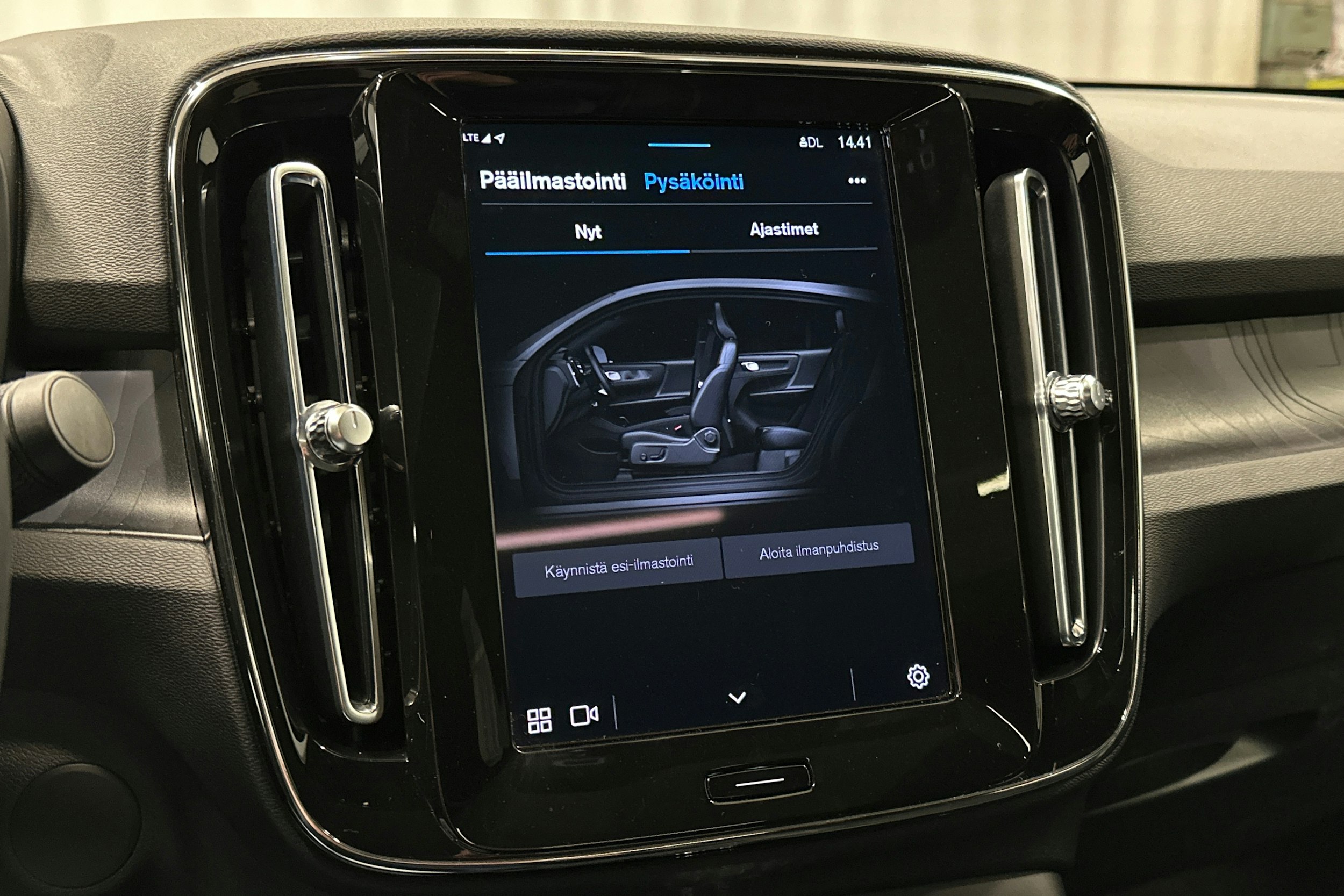 musta Volvo C40 2022 kuva 26.