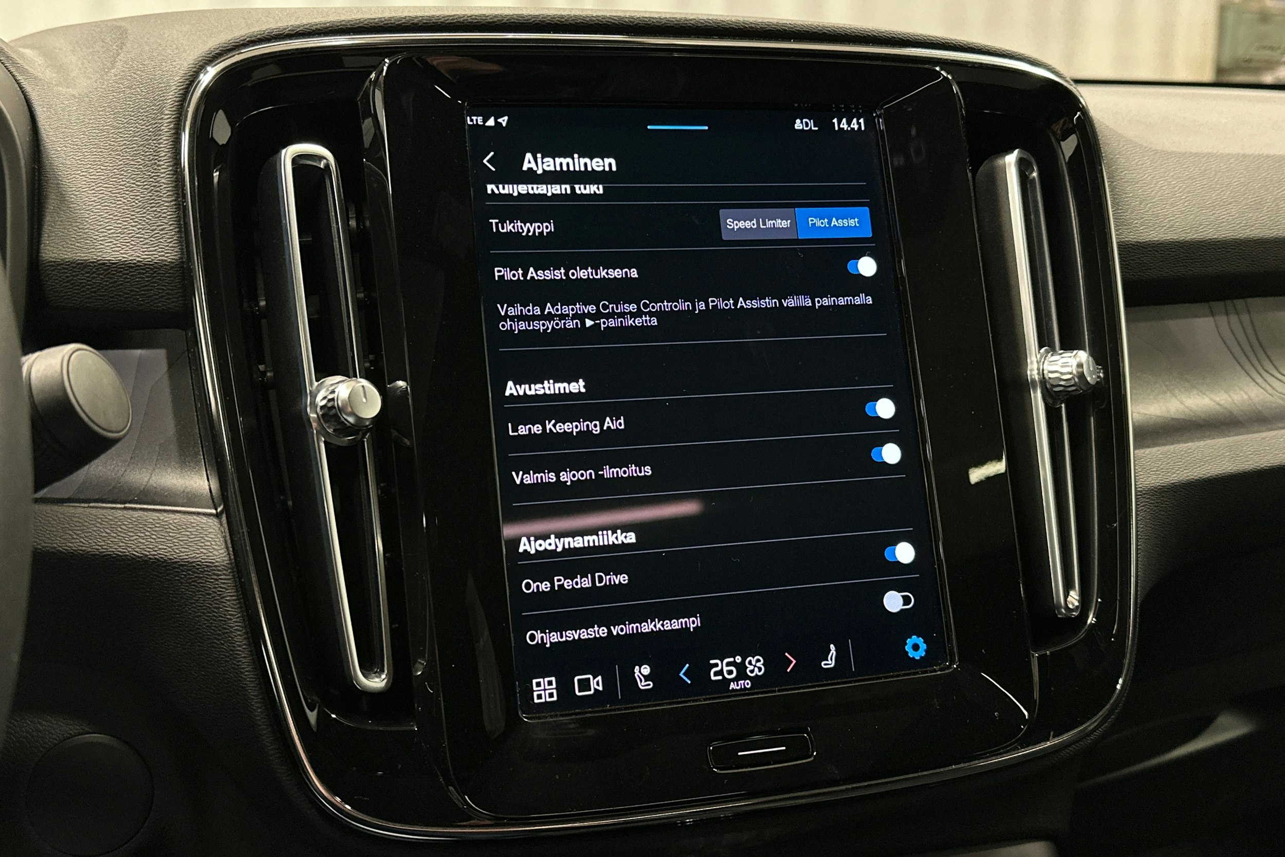 musta Volvo C40 2022 kuva 28.