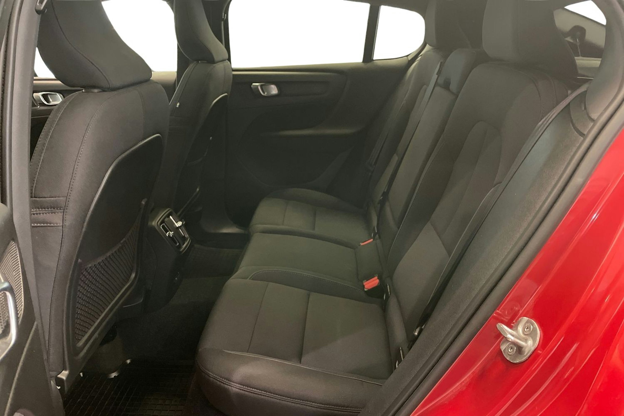 Punainen Volvo C40 2023 kuva 10.