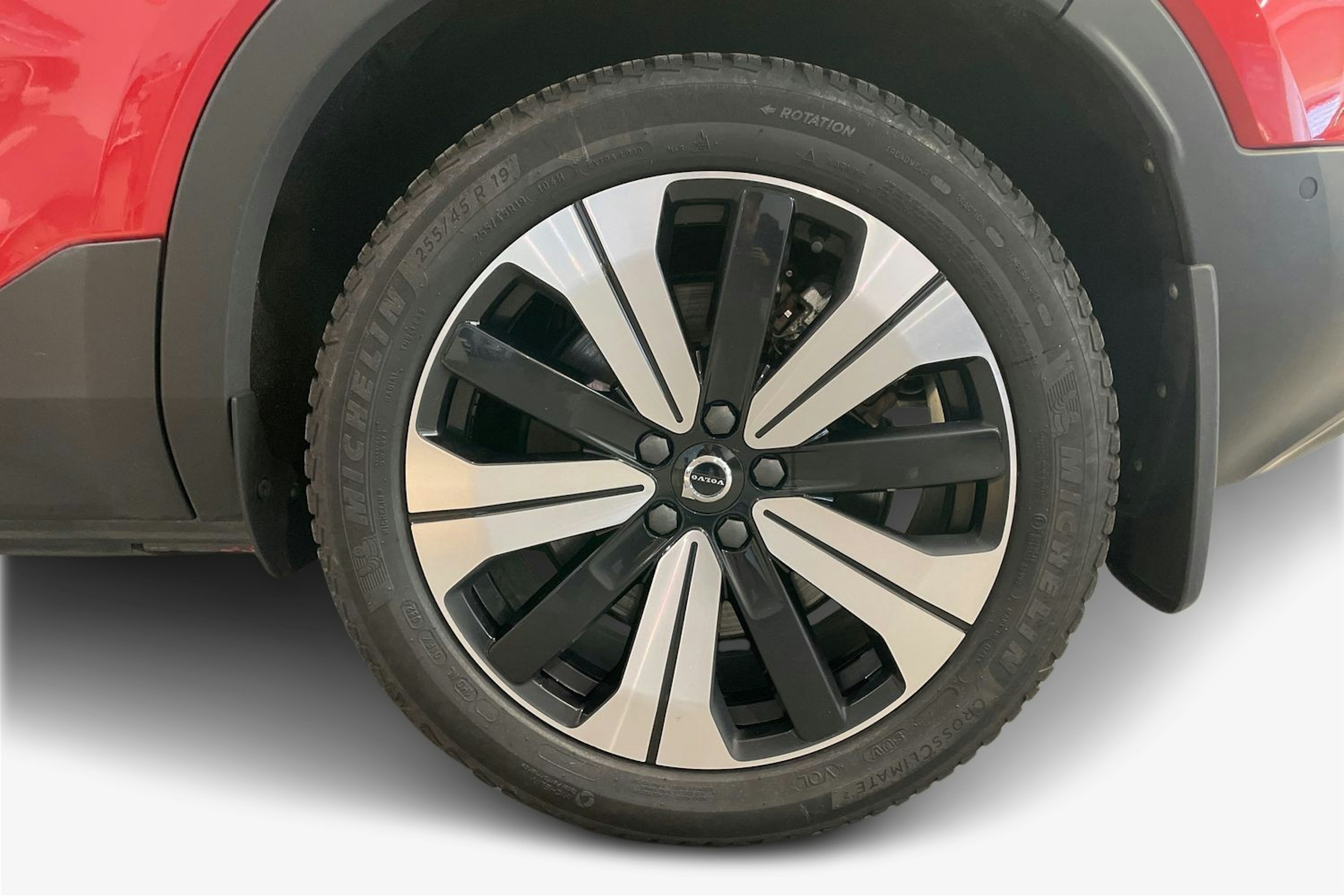 Punainen Volvo C40 2023 kuva 11.