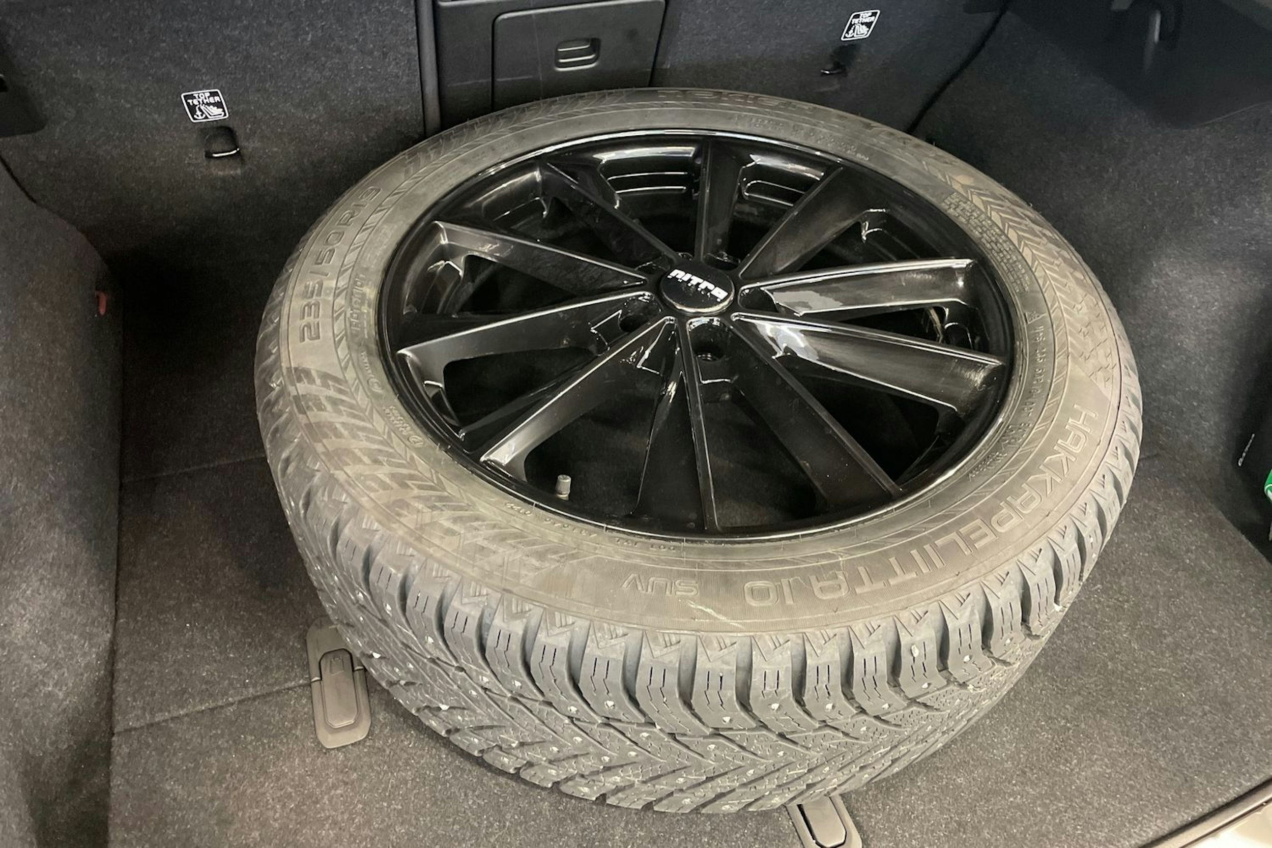 Punainen Volvo C40 2023 kuva 13.