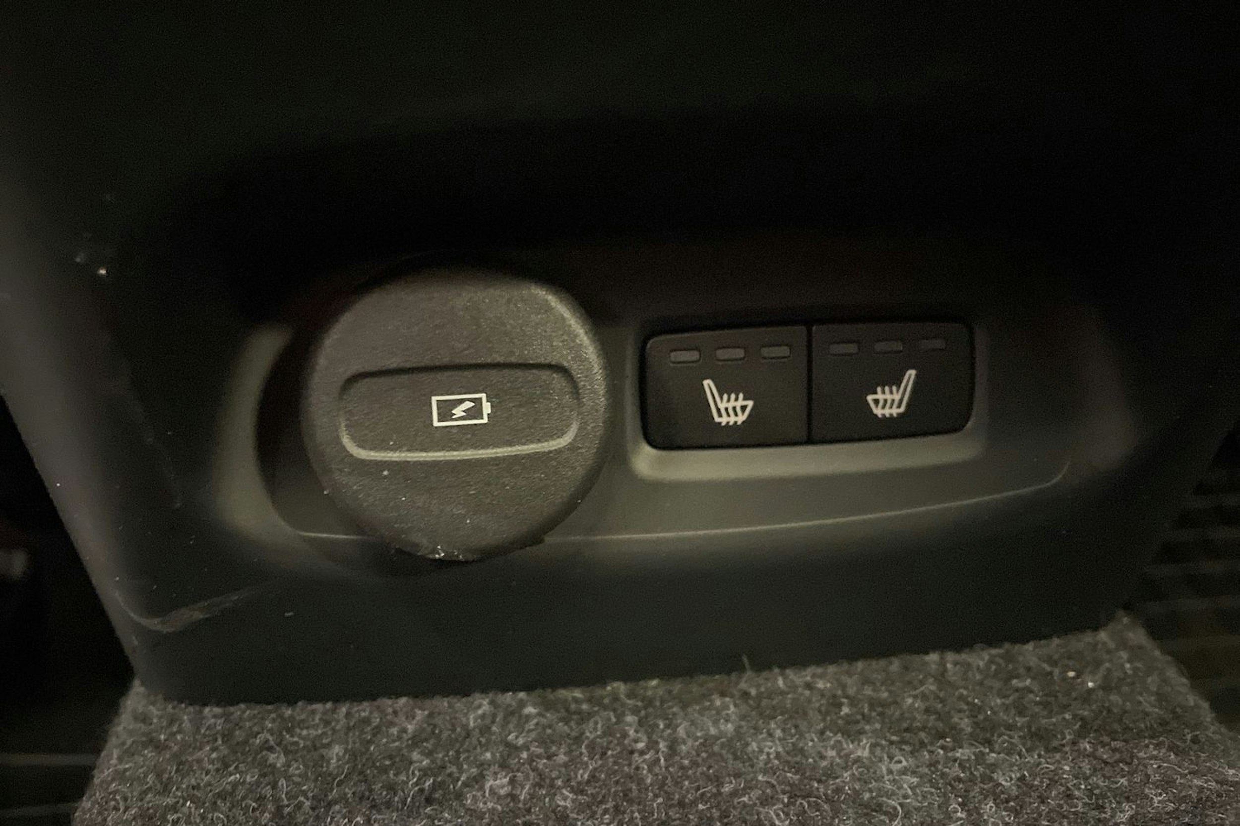 Punainen Volvo C40 2023 kuva 14.