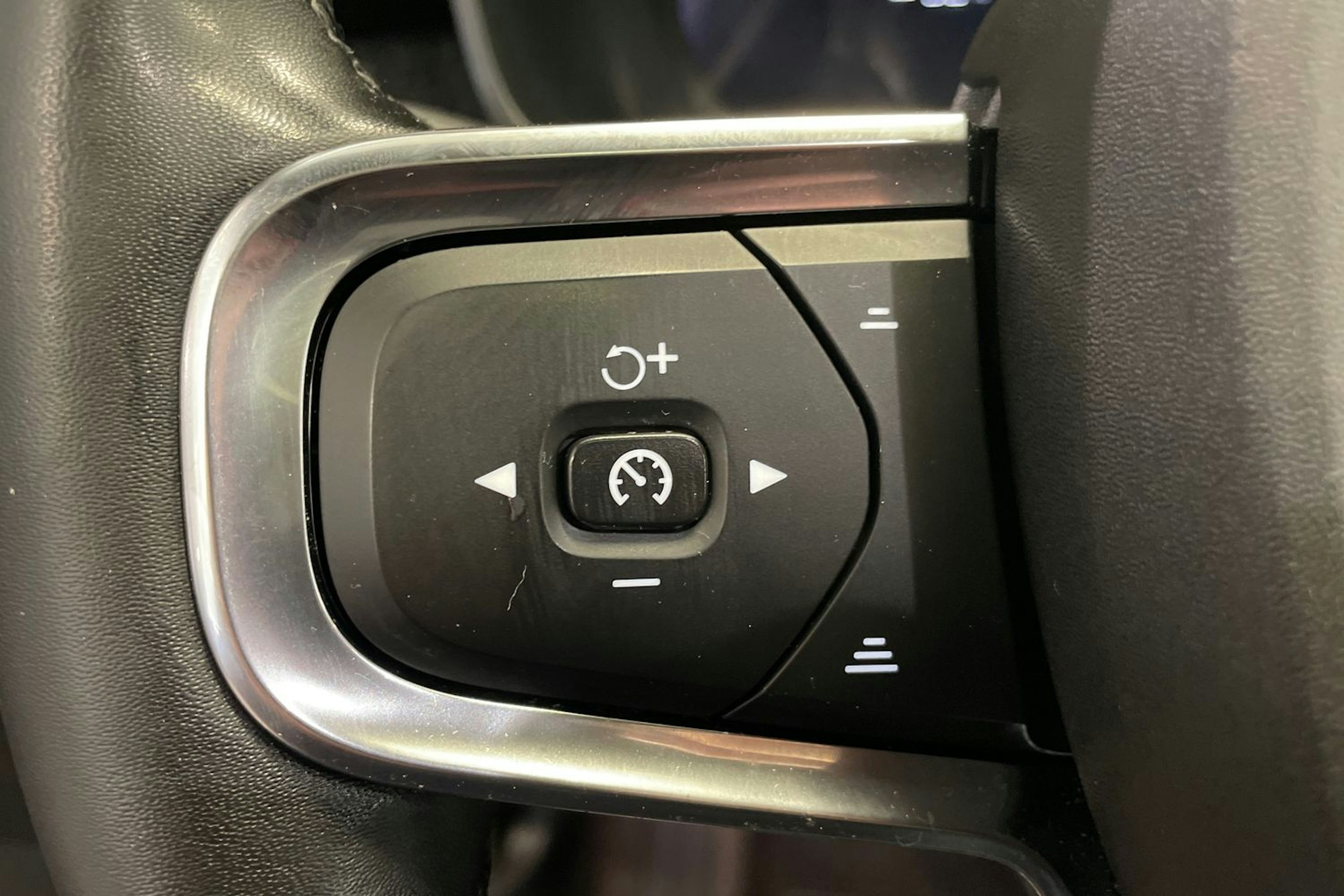 Punainen Volvo C40 2023 kuva 17.