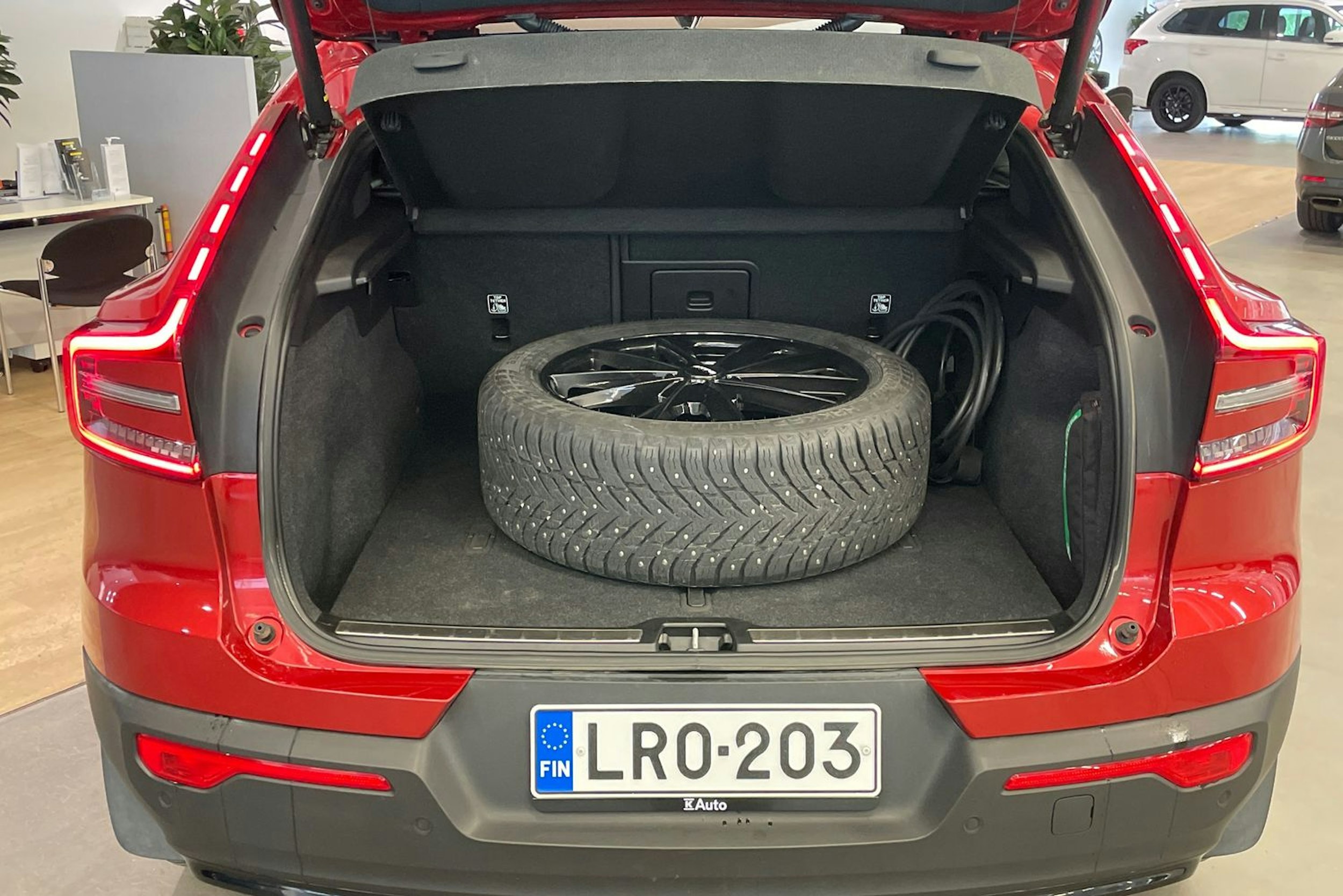 Punainen Volvo C40 2023 kuva 23.