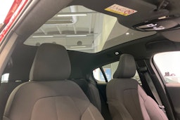 Punainen Volvo C40 2023 kuva 25.