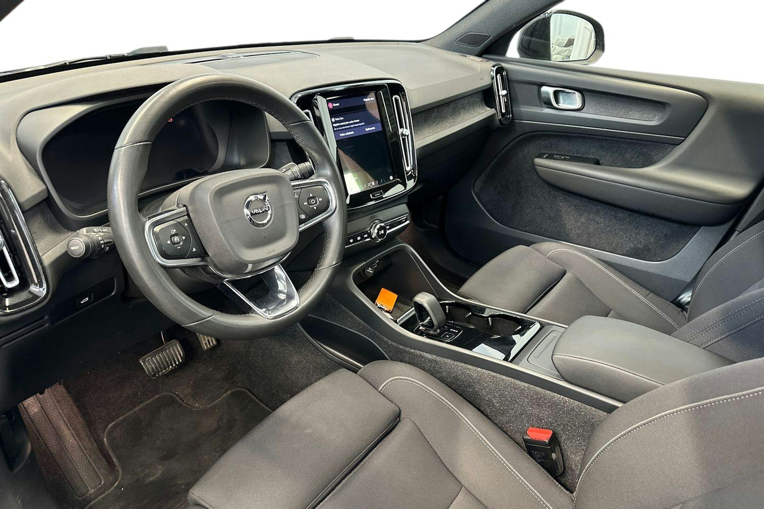 musta Volvo C40 2023 kuva 6.