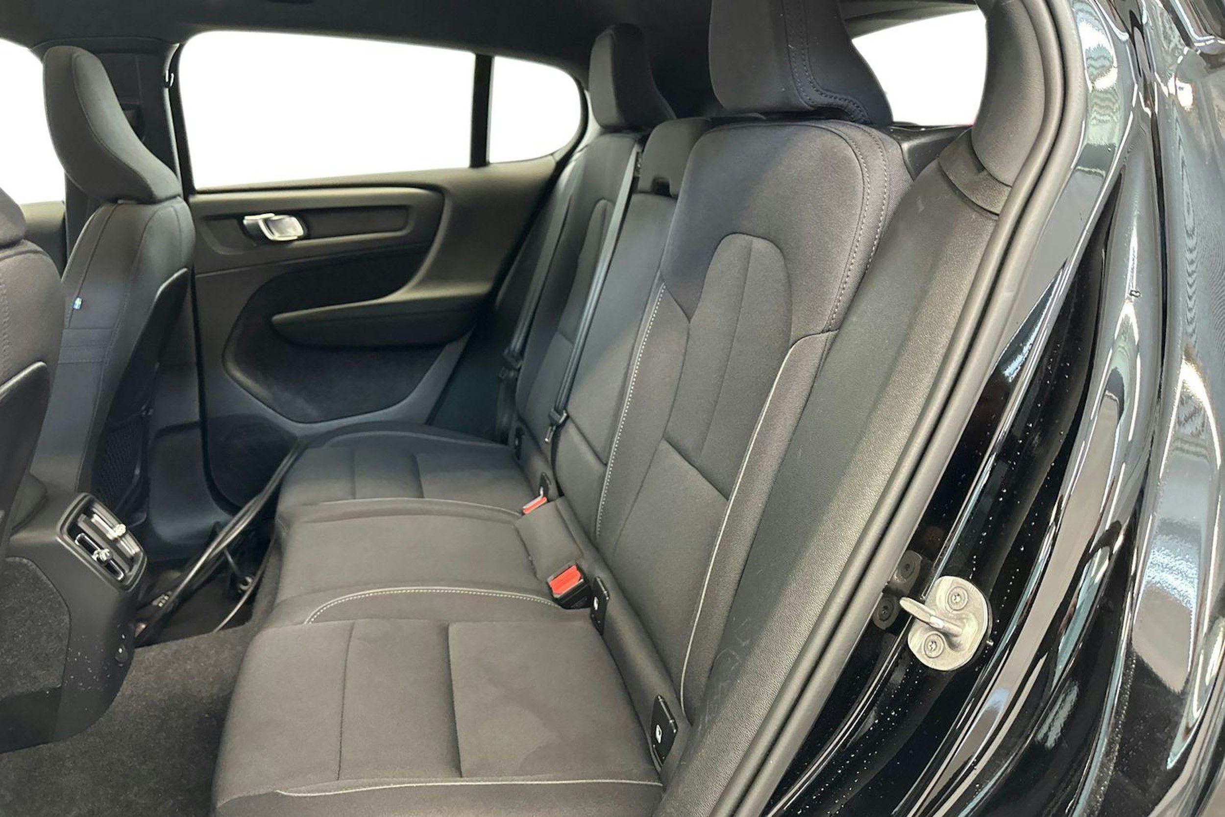 musta Volvo C40 2023 kuva 8.