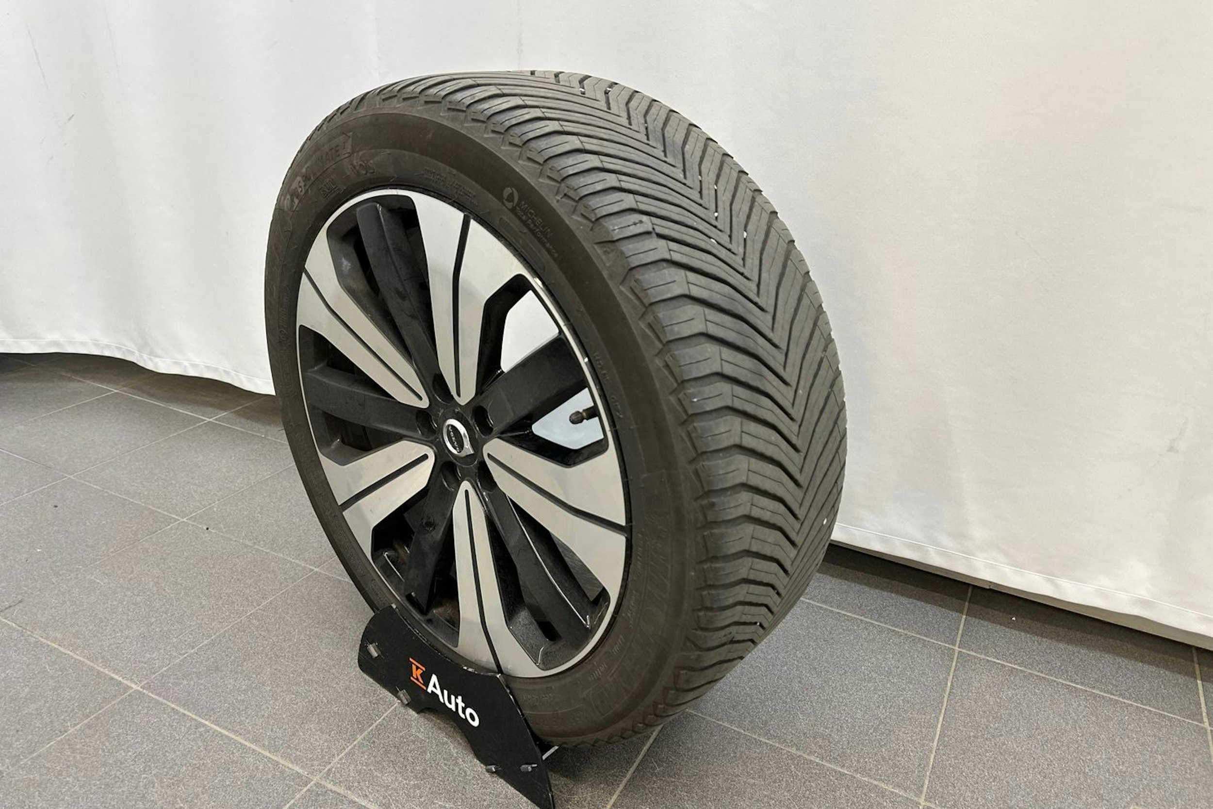 musta Volvo C40 2023 kuva 10.