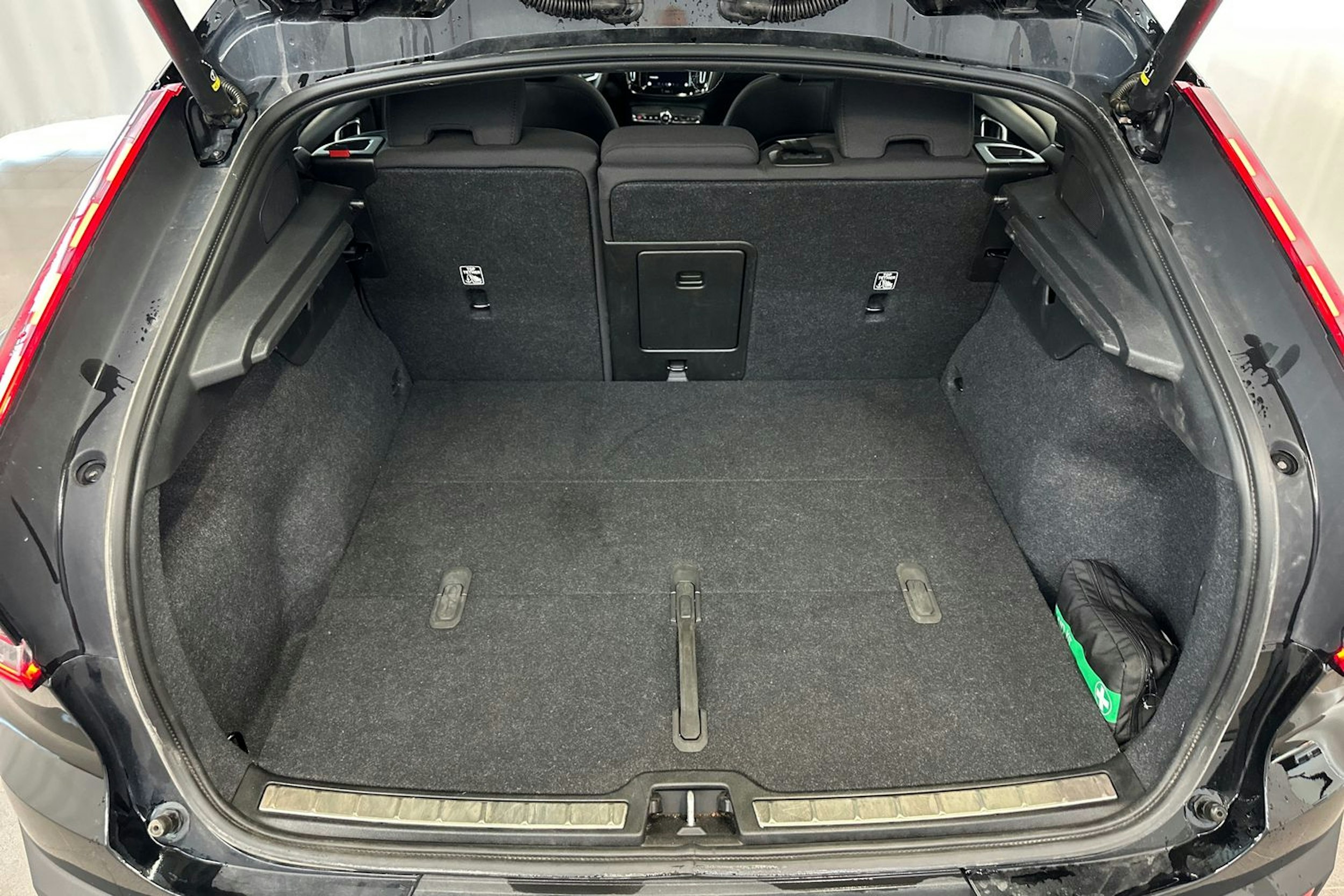 musta Volvo C40 2023 kuva 11.