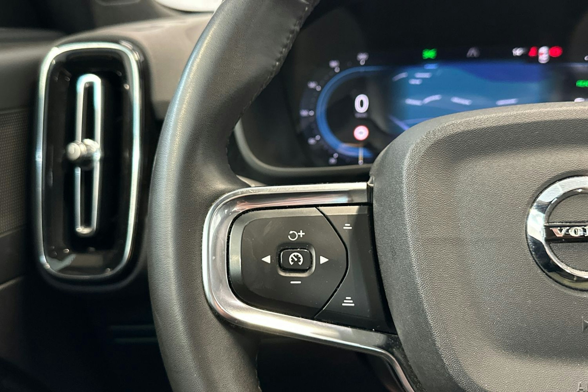 musta Volvo C40 2023 kuva 13.