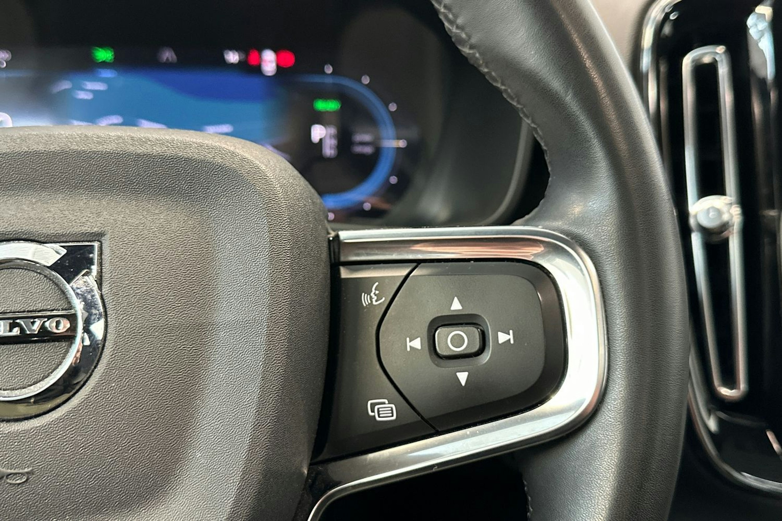 musta Volvo C40 2023 kuva 14.