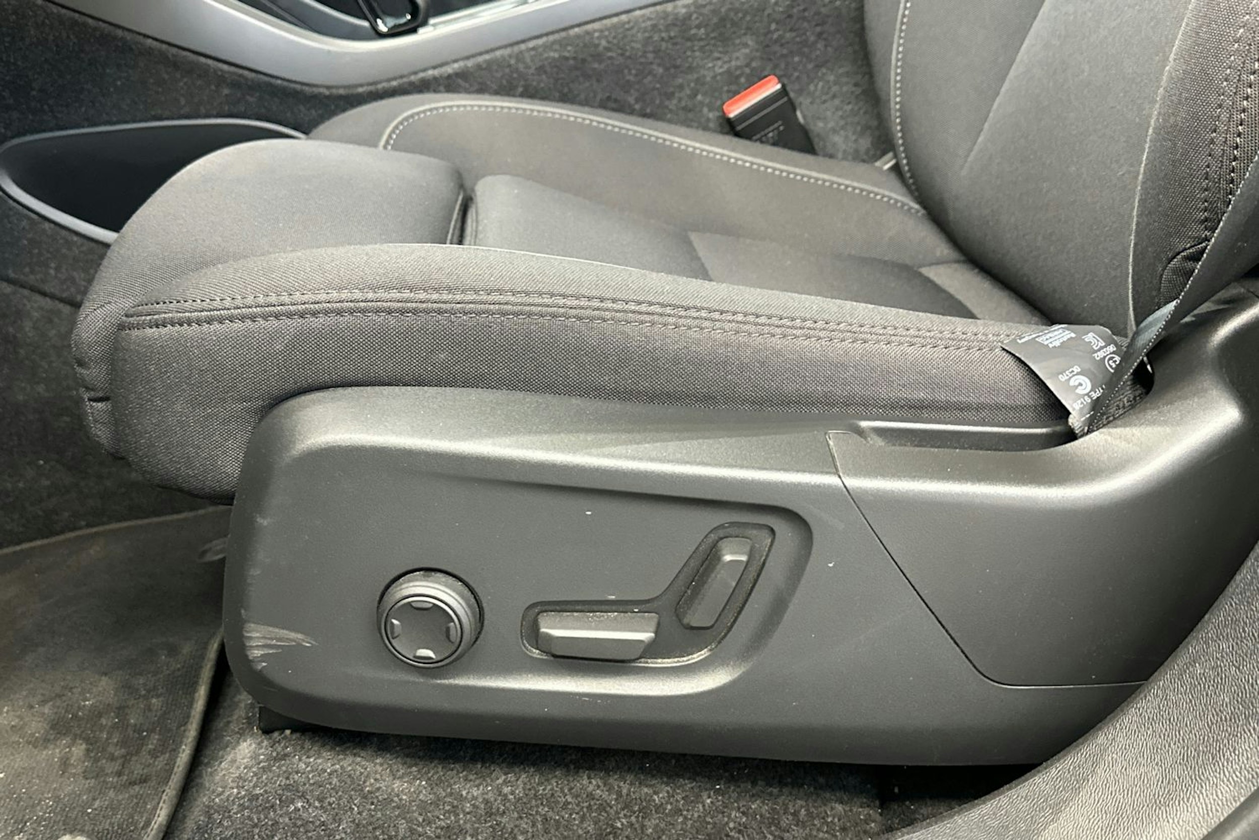 musta Volvo C40 2023 kuva 22.