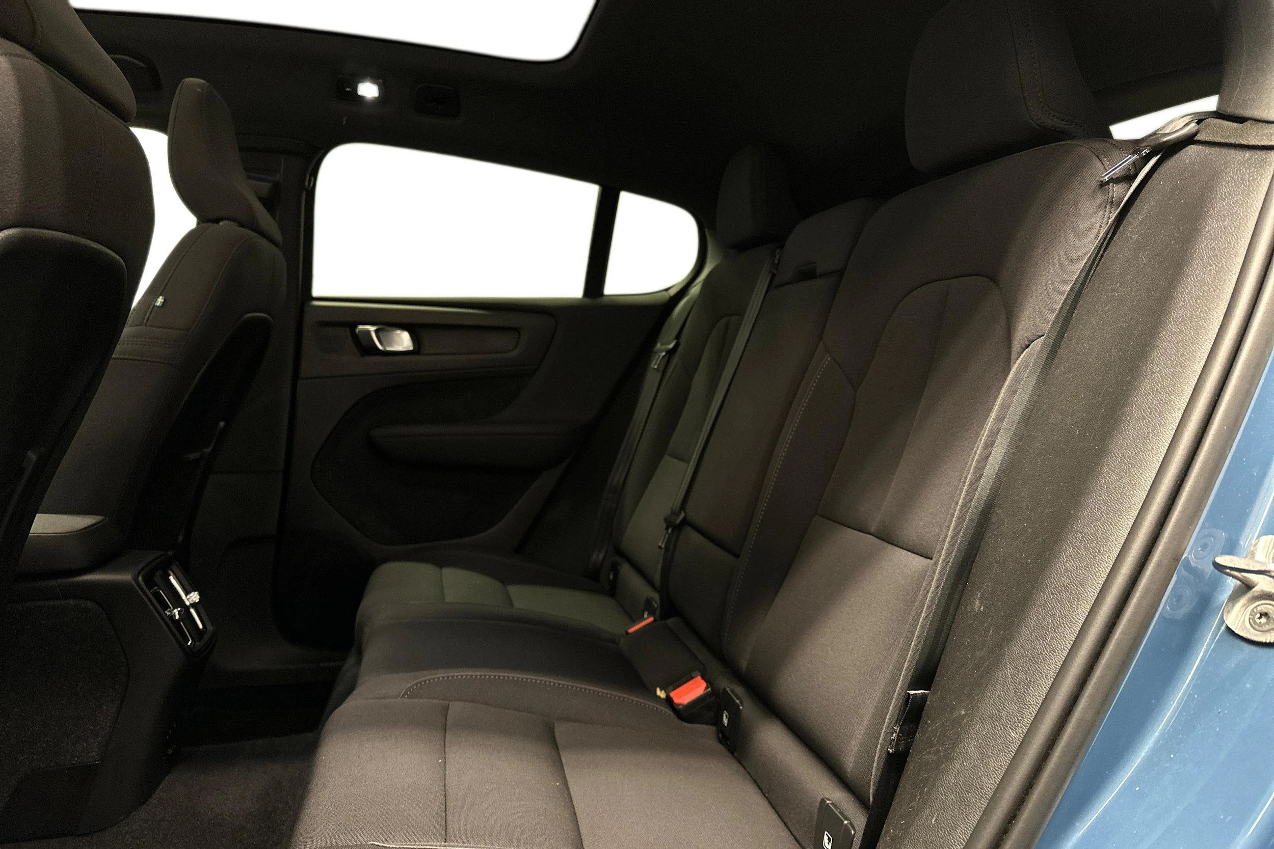 sininen Volvo C40 2022 kuva 8.