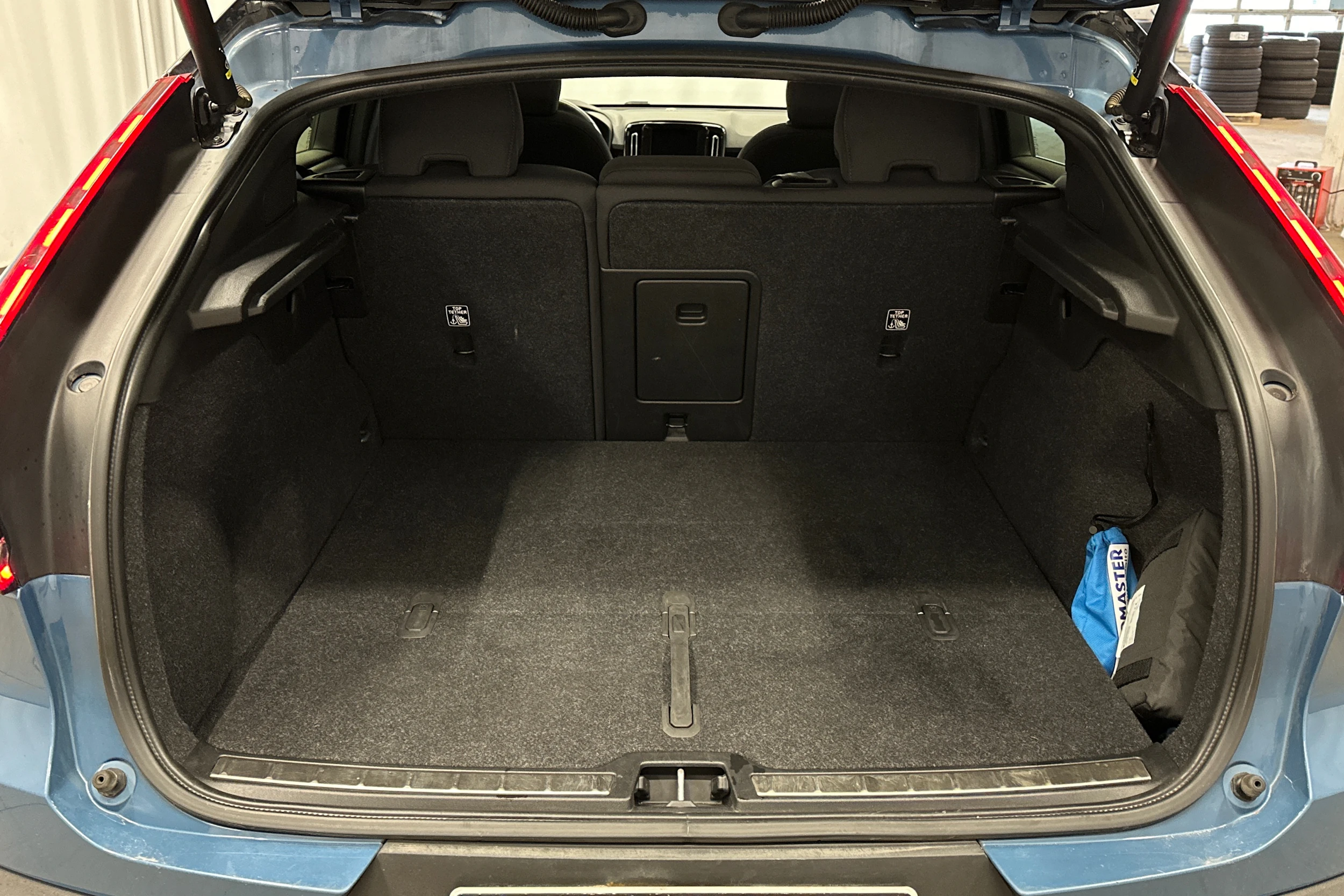 sininen Volvo C40 2022 kuva 11.