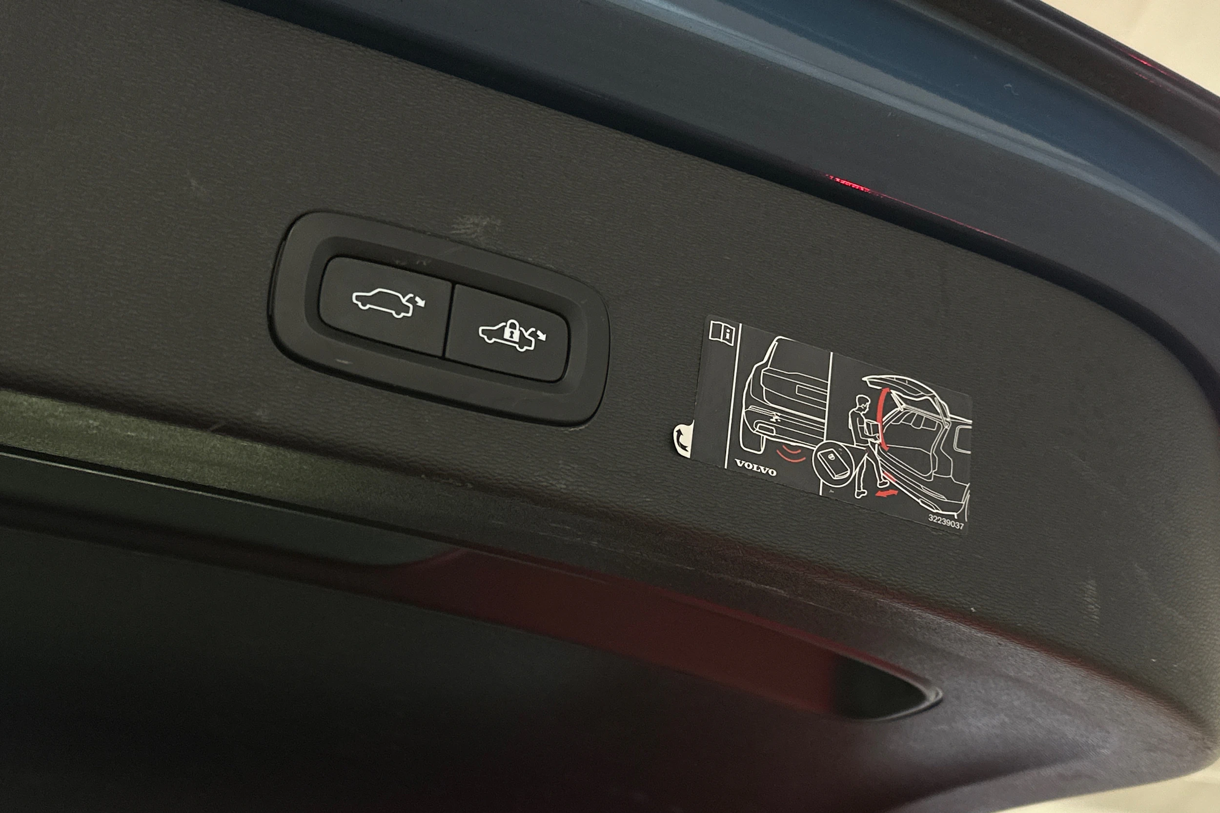 sininen Volvo C40 2022 kuva 12.