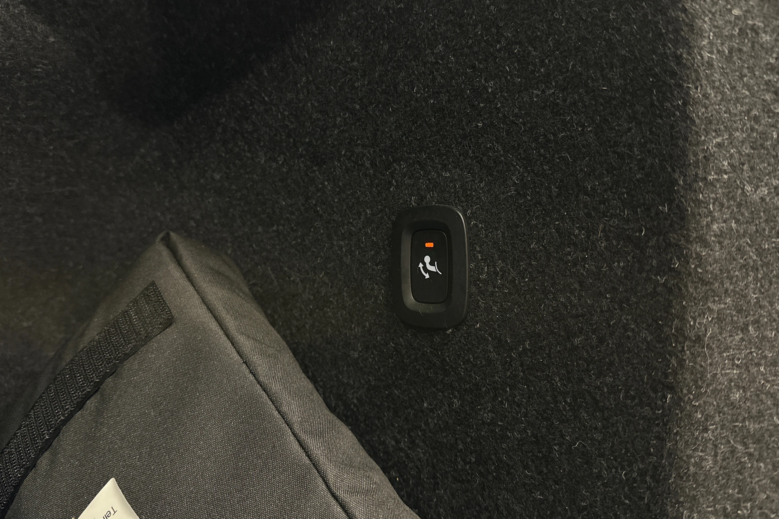 sininen Volvo C40 2022 kuva 13.