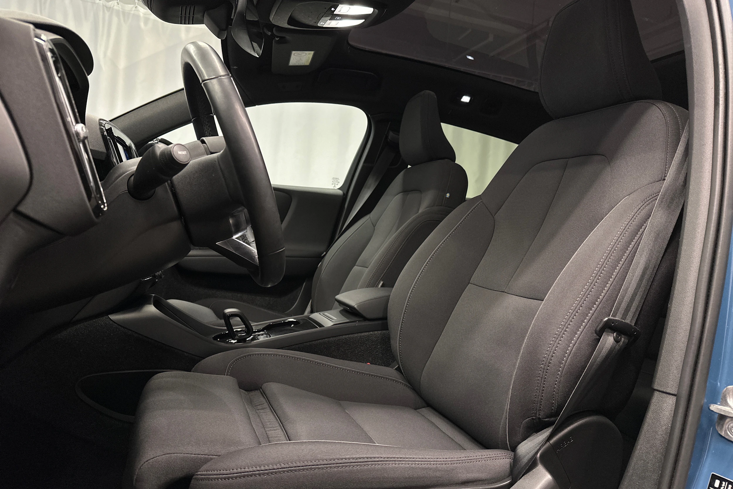 sininen Volvo C40 2022 kuva 14.