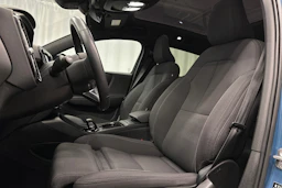 sininen Volvo C40 2022 kuva 14.