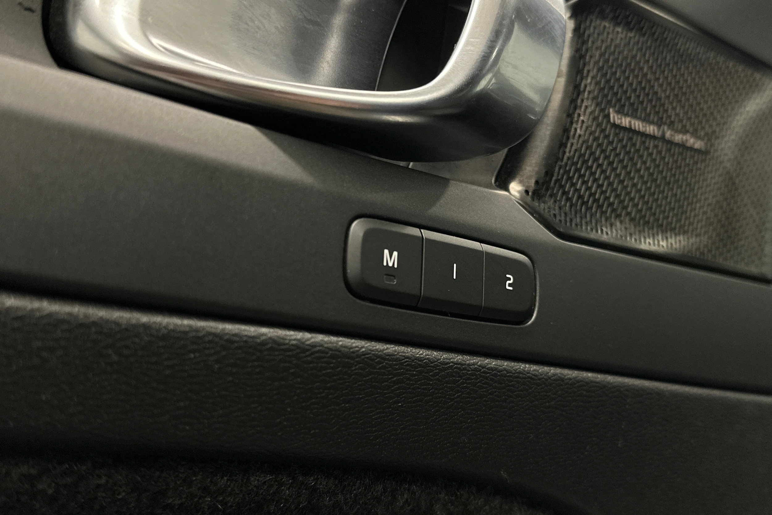 sininen Volvo C40 2022 kuva 16.