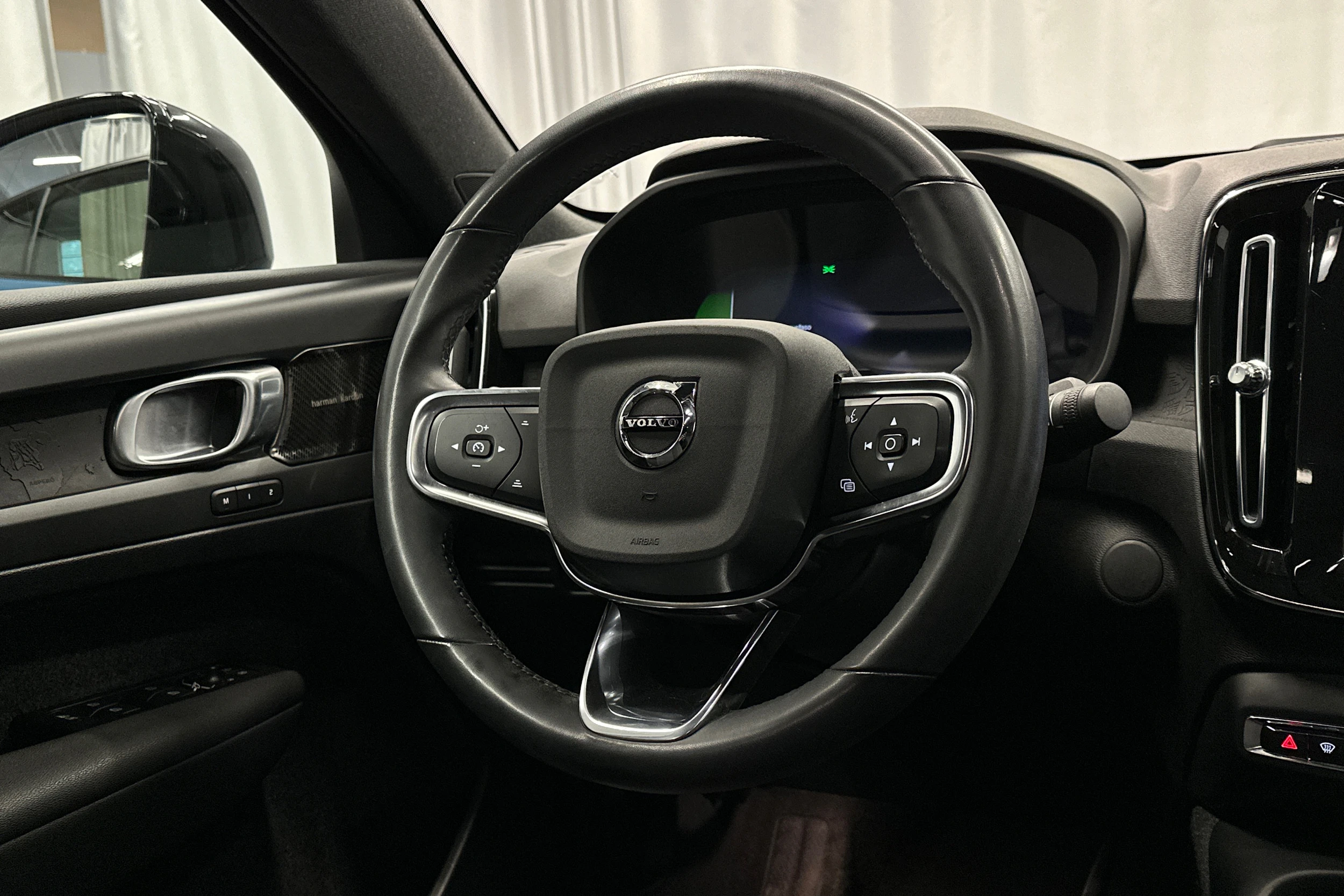 sininen Volvo C40 2022 kuva 17.