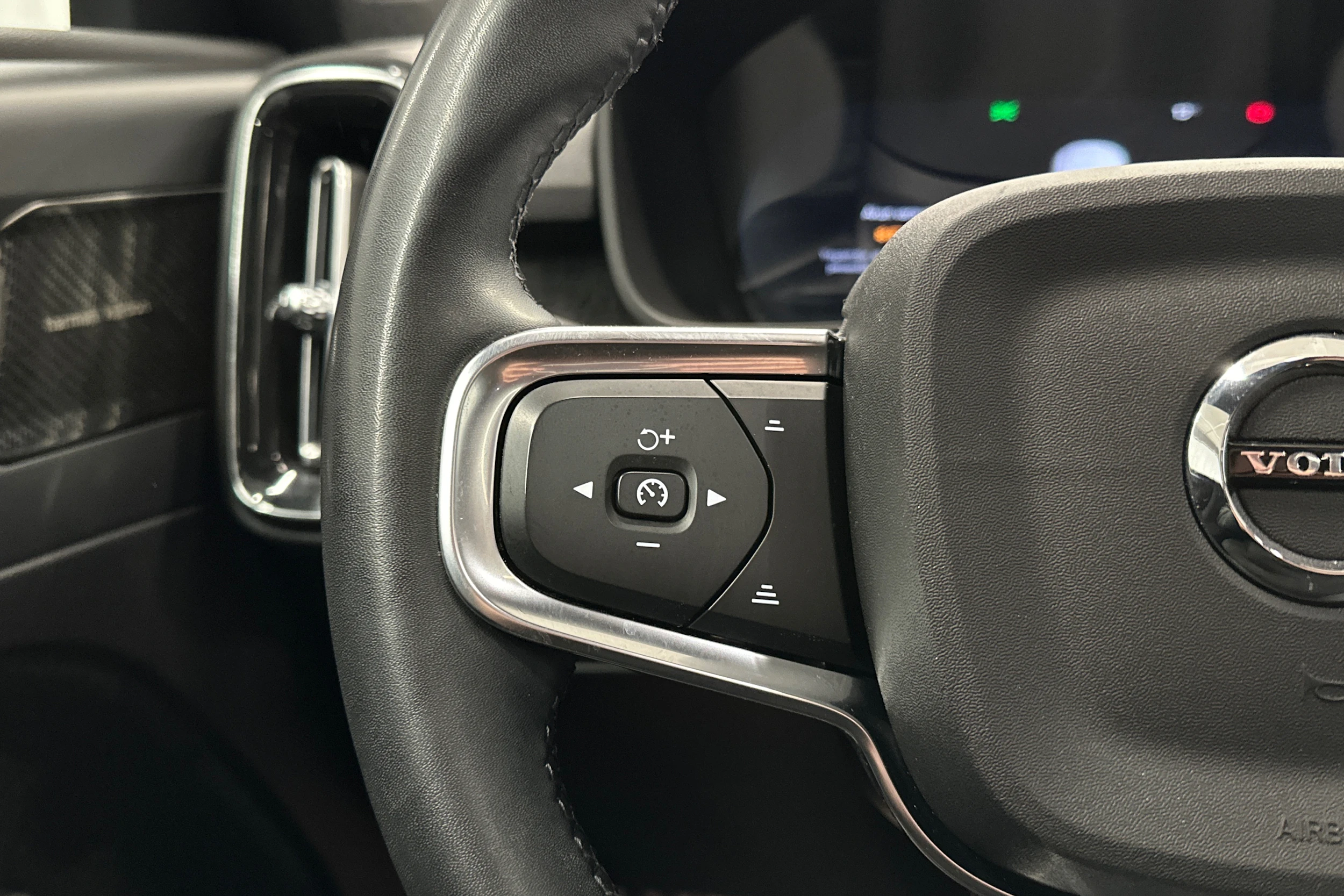 sininen Volvo C40 2022 kuva 18.