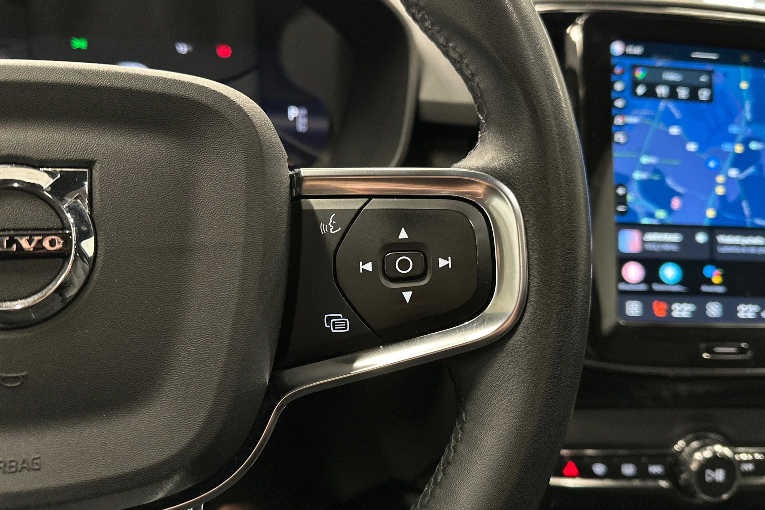 sininen Volvo C40 2022 kuva 19.