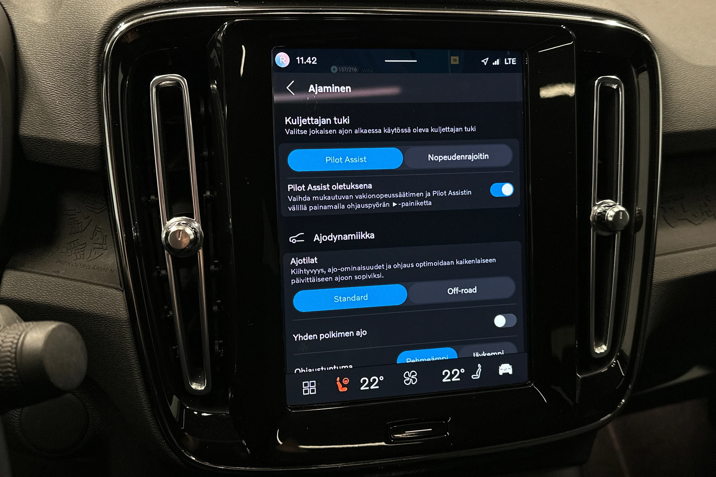 sininen Volvo C40 2022 kuva 23.