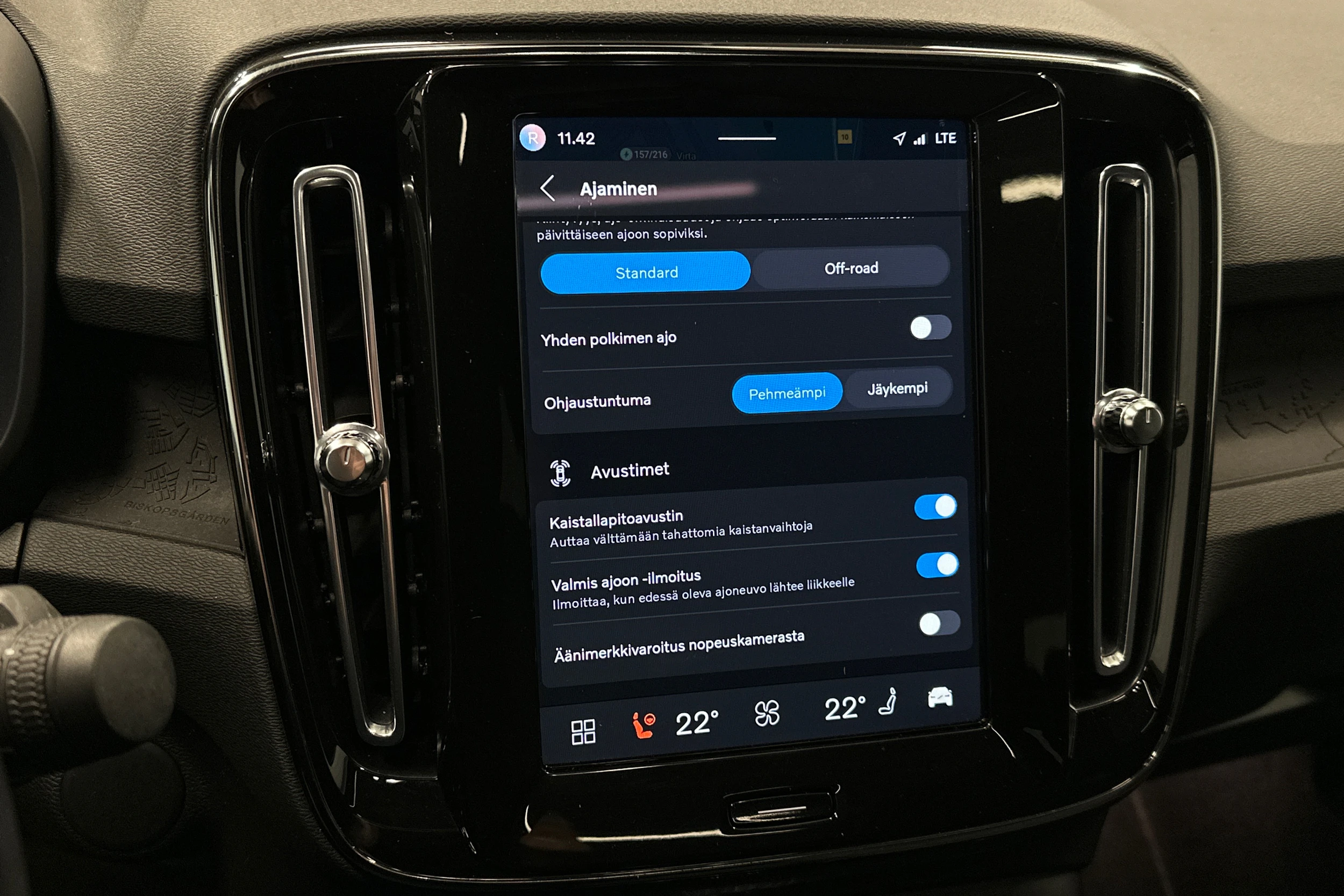 sininen Volvo C40 2022 kuva 24.