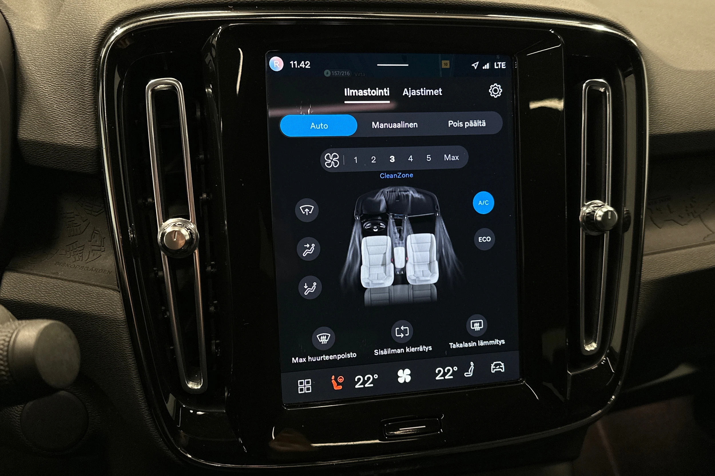 sininen Volvo C40 2022 kuva 26.