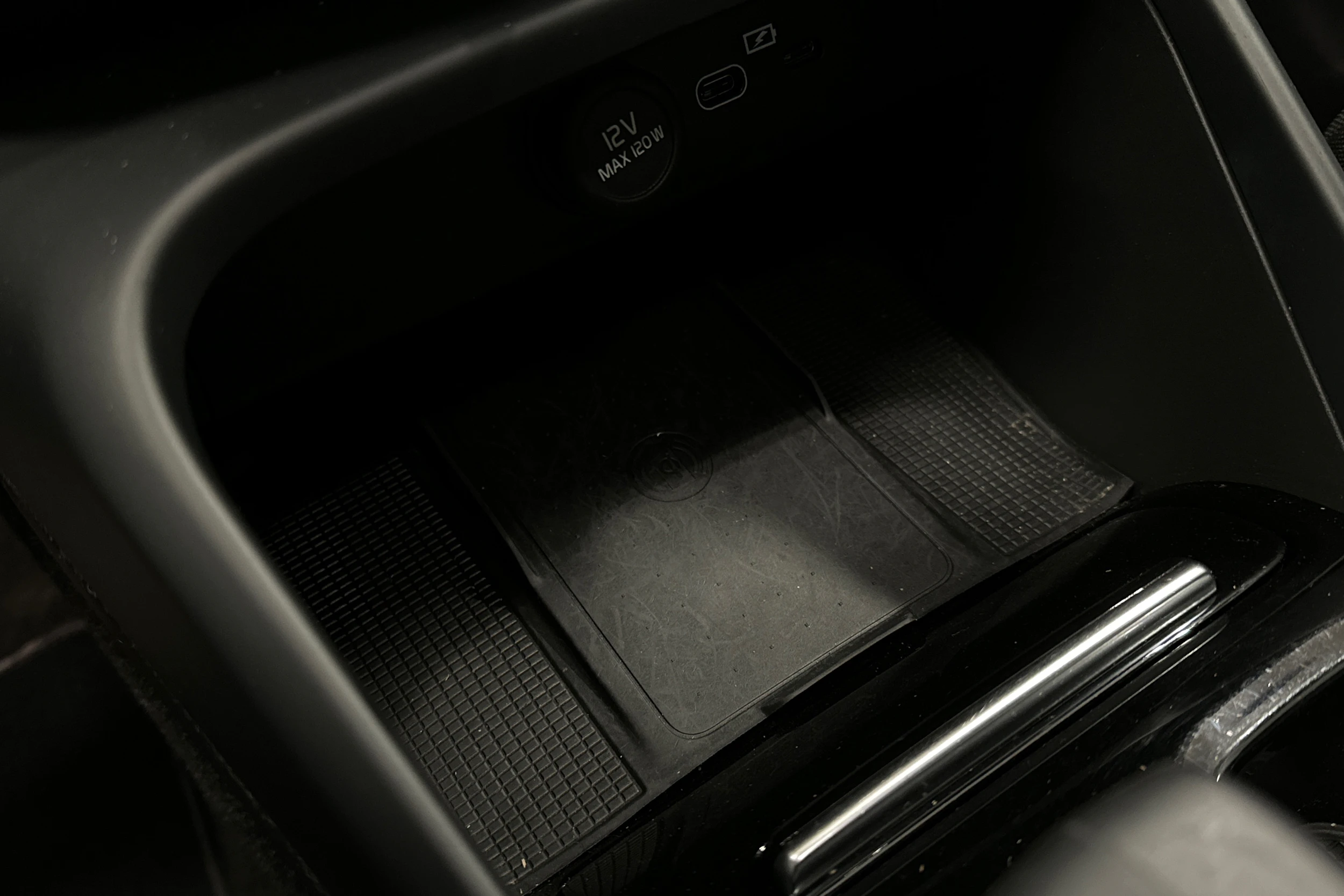 sininen Volvo C40 2022 kuva 34.