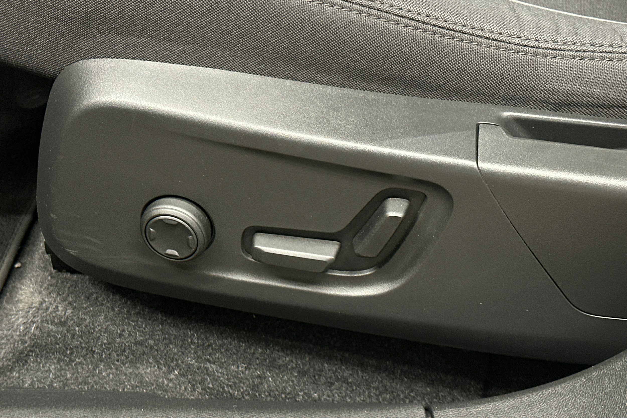 vihreä Volvo C40 2022 kuva 17.